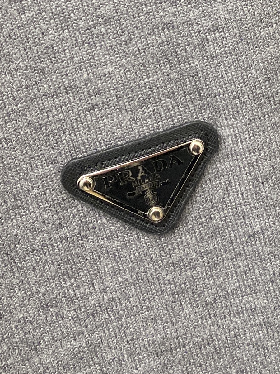 支持年后退换！ 普拉达、2025新品羊毛衣外套 具有手感细腻柔软，可直接与肌肤接触，让暖心的纱线变化出细