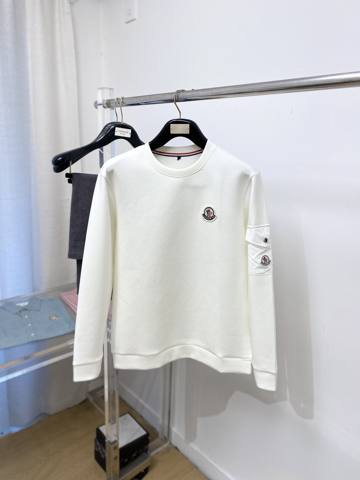 NO:686038,Meng Mouth, 2025 new sweatshirt, fashionable and handsome, simple and versatile, embroidered logo on the chest, customized original fabric, not only crisp and maintain the trendy silhouette, but also comfortable to wear, the yarn is more delicate, size M-4XL,, Moncler, hoodie, sweatshirts,19860909蒙口、2025新品卫衣,时尚帅气,简约百搭款,胸前刺绣装饰图案logo,定制原版面料,不仅挺括,保持潮流的廓形,又穿着舒适,纱织更细腻,码数M-4XL,,Moncler,hoodie,sweatshirts,,Men's clothing