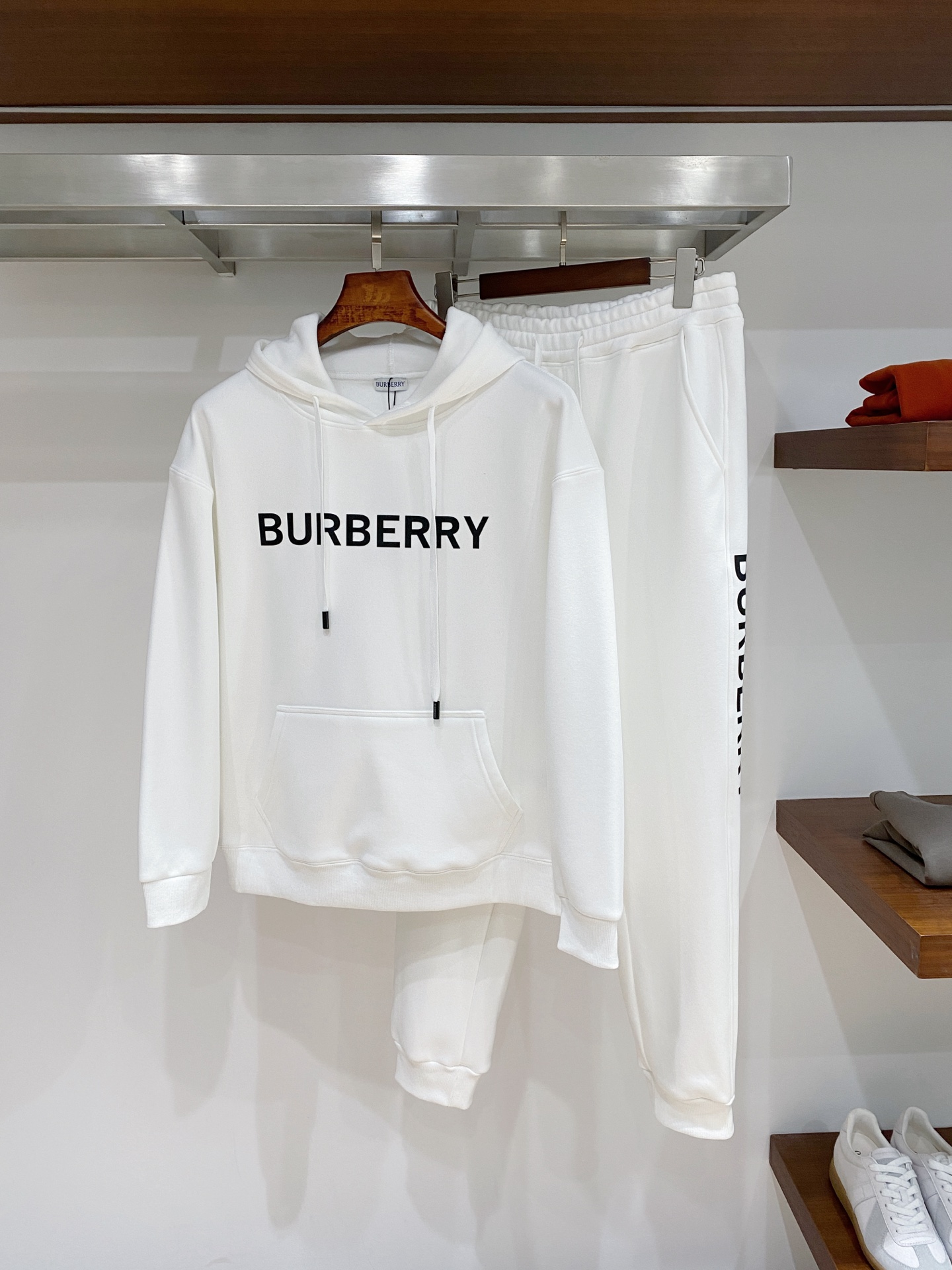 NO:691273,Burberry, latest product in 2025, fashionable casual suit, made of top-quality original fabrics, comfortable to wear, very good hygroscopicity and breathability, and super high color fastness!  It is very colorful whether worn inside or outside. Size M-2XL. Buy now,,burberry,19860909巴宝莉、2025最新品,时尚休闲套装,顶级原版面料打造,穿着舒适,吸湿性透气性都非常良好,色牢度超高！无论内搭还是外穿都非常出彩码数M-2XL 立即抢购,,burberry,,Men's clothing
