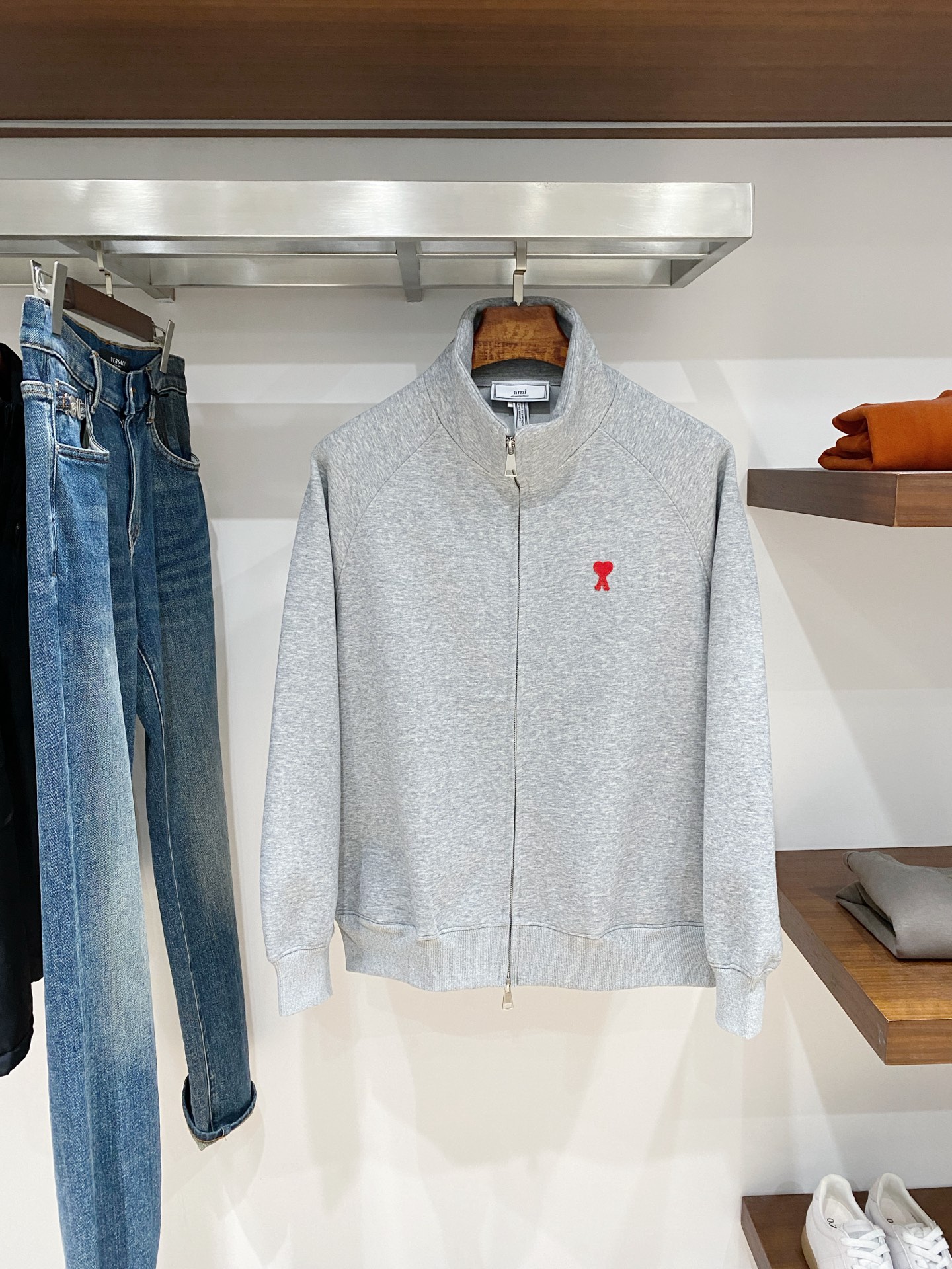 NO:691275,AMI, 2025 new sweatshirt jacket, handsome and fashionable, with exquisite embroidered logo pattern on the chest, simple and versatile. The fabric cotton is not only crisp and maintains the trendy silhouette, but also comfortable to wear, and the yarn is more delicate. Size S-2XL. Buy now, hoodie, sweatshirts, jackets & coats,19860909AMI、2025新品卫衣外套,帅气时尚,胸前精致刺绣图案logo,简约百搭款.面料棉 不仅挺括,保持潮流的廓形,又穿着舒适,纱织更细腻,码数S-2XL 立即抢购,,hoodie,sweatshirts,jackets & coats,,Men's clothing