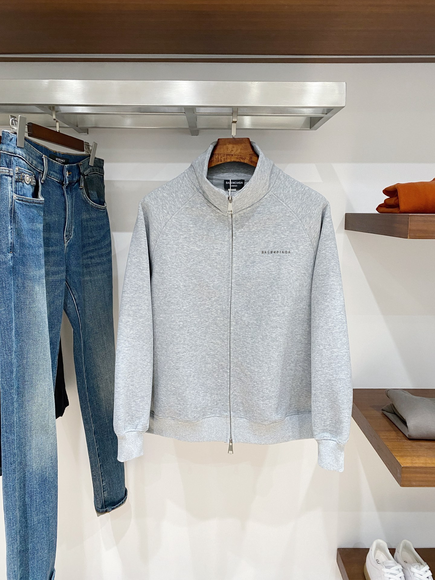 NO:691257,Balenciaga, 2025 new sweatshirt jacket, handsome and fashionable, hardware decorated with letter logo on the chest, simple and versatile. The fabric cotton is not only crisp and maintains the trendy silhouette, but also comfortable to wear, and the yarn is more delicate. Size S-2XL. Buy now, balenciaga, hoodie, sweatshirts, jackets & coats,19860909巴黎世家、2025新品卫衣外套,帅气时尚,胸前五金装饰字母logo,简约百搭款.面料棉 不仅挺括,保持潮流的廓形,又穿着舒适,纱织更细腻,码数S-2XL 立即抢购,,balenciaga,hoodie,sweatshirts,jackets & coats,,Men's clothing