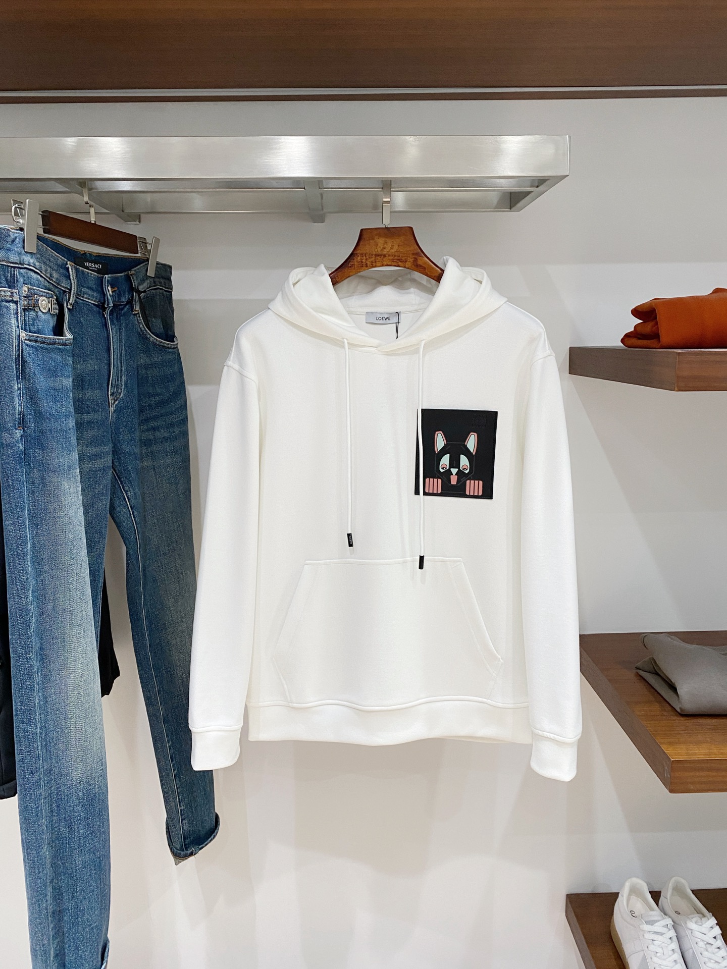 NO:691259,Loewe, 2025 new sweatshirt, handsome and fashionable, top-notch printed logo on the chest, simple and versatile. The fabric cotton is not only crisp and maintains the trendy silhouette, but also comfortable to wear, and the yarn is more delicate. Size S-2XL. Buy now, loewe, hoodie, sweatshirts,19860909罗意威、2025新品卫衣,帅气时尚,胸前顶级印胶图案logo,简约百搭款.面料棉 不仅挺括,保持潮流的廓形,又穿着舒适,纱织更细腻,码数S-2XL 立即抢购,,loewe,hoodie,sweatshirts,,Men's clothing