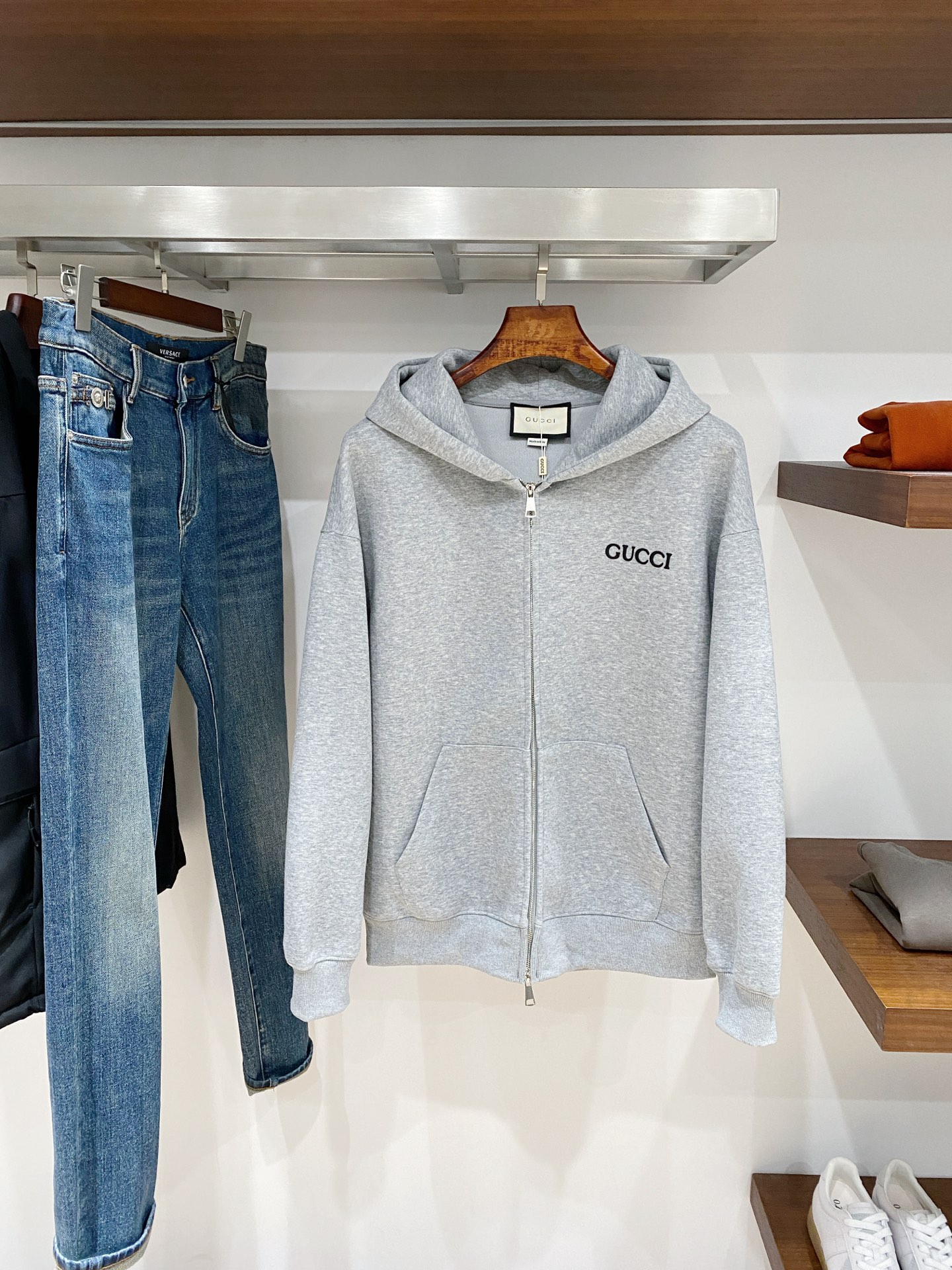 NO:691261,Gucci, 2025 new sweatshirt jacket, handsome and fashionable, with letter logo embroidered on the chest, simple and versatile. The fabric cotton is not only crisp and maintains the trendy silhouette, but also comfortable to wear, and the yarn is more delicate. Sizes S-XL. Buy now, hoodie, sweatshirts, jackets & coats,19860909古奇、2025新品卫衣外套,帅气时尚,胸前刺绣装饰字母logo,简约百搭款.面料棉 不仅挺括,保持潮流的廓形,又穿着舒适,纱织更细腻,码数S-XL 立即抢购,,hoodie,sweatshirts,jackets & coats,,Men's clothing