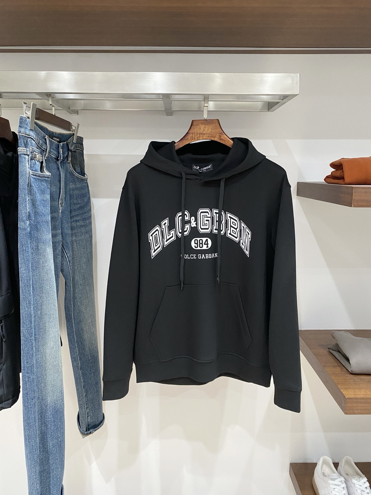 NO:691262,DG, 2025 new sweatshirt, handsome and fashionable, top-notch printed letter logo on the chest, simple and versatile. The fabric cotton is not only crisp and maintains the trendy silhouette, but also comfortable to wear, and the yarn is more delicate. The size is M-3XL. Buy now, hoodie, sweatshirts,19860909DG、2025新品卫衣,帅气时尚,胸口顶级印胶字母logo,简约百搭款.面料棉 不仅挺括,保持潮流的廓形,又穿着舒适,纱织更细腻,码数M-3XL 立即抢购,,hoodie,sweatshirts,,Men's clothing