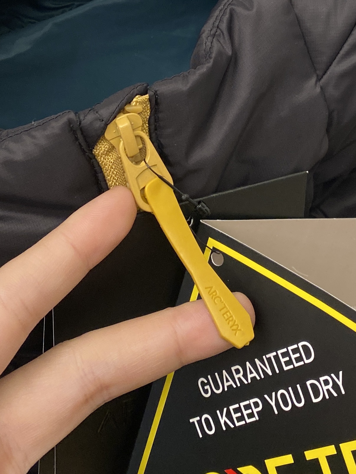 🌾退换始祖鸟、2025最新款男士轻薄羽绒服、面料柔软舒适 ．上身版型超赞 ．拉链．辅料都是客供 、进口面