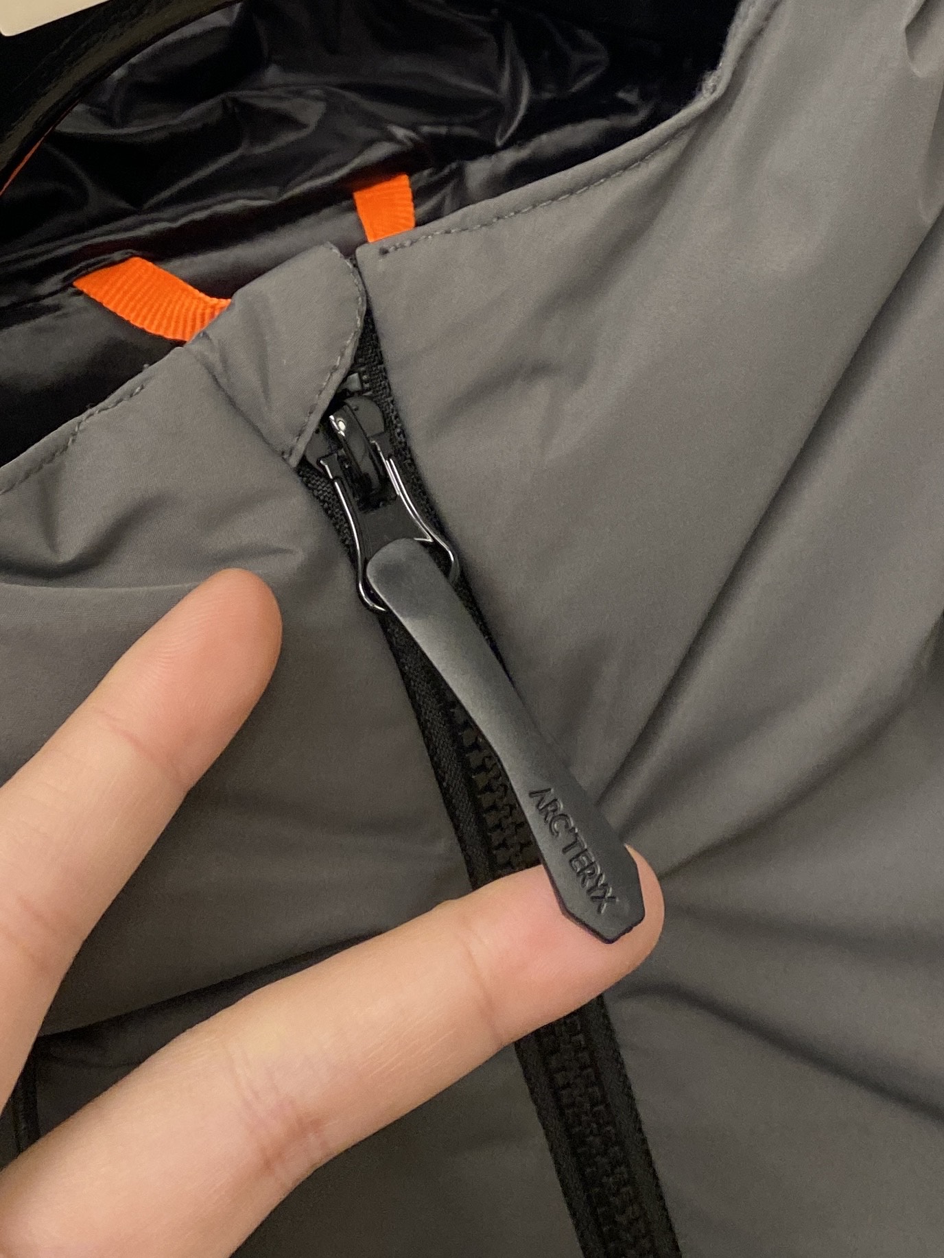 🌾退换始祖鸟、2025最新款男士轻薄羽绒服、面料柔软舒适 ．上身版型超赞 ．拉链．辅料都是客供 、进口面