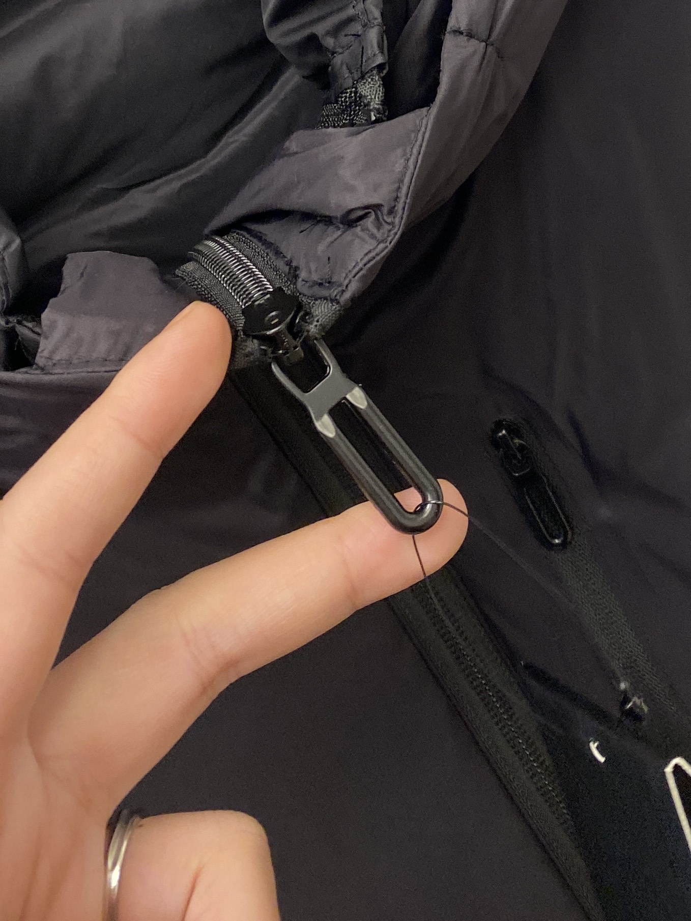 🌾退换DESCENTE迪桑特、2025最新款男士羽绒马甲、面料柔软舒适 ．上身版型超赞 ．拉链．辅料都是