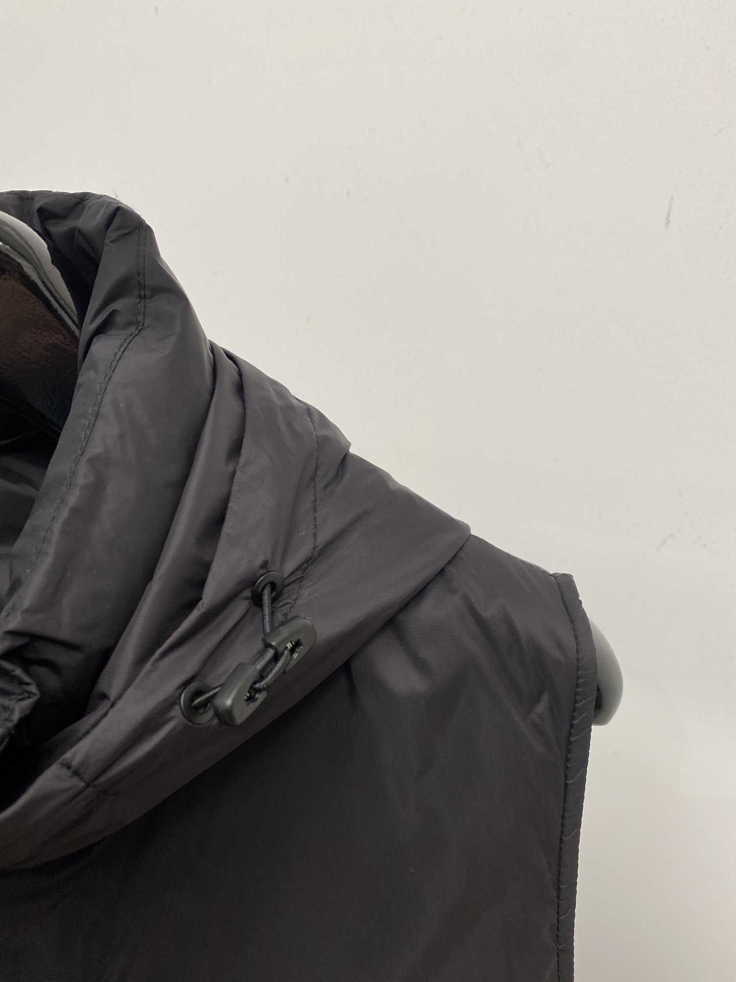 🌾退换DESCENTE迪桑特、2025最新款男士羽绒马甲、面料柔软舒适 ．上身版型超赞 ．拉链．辅料都是