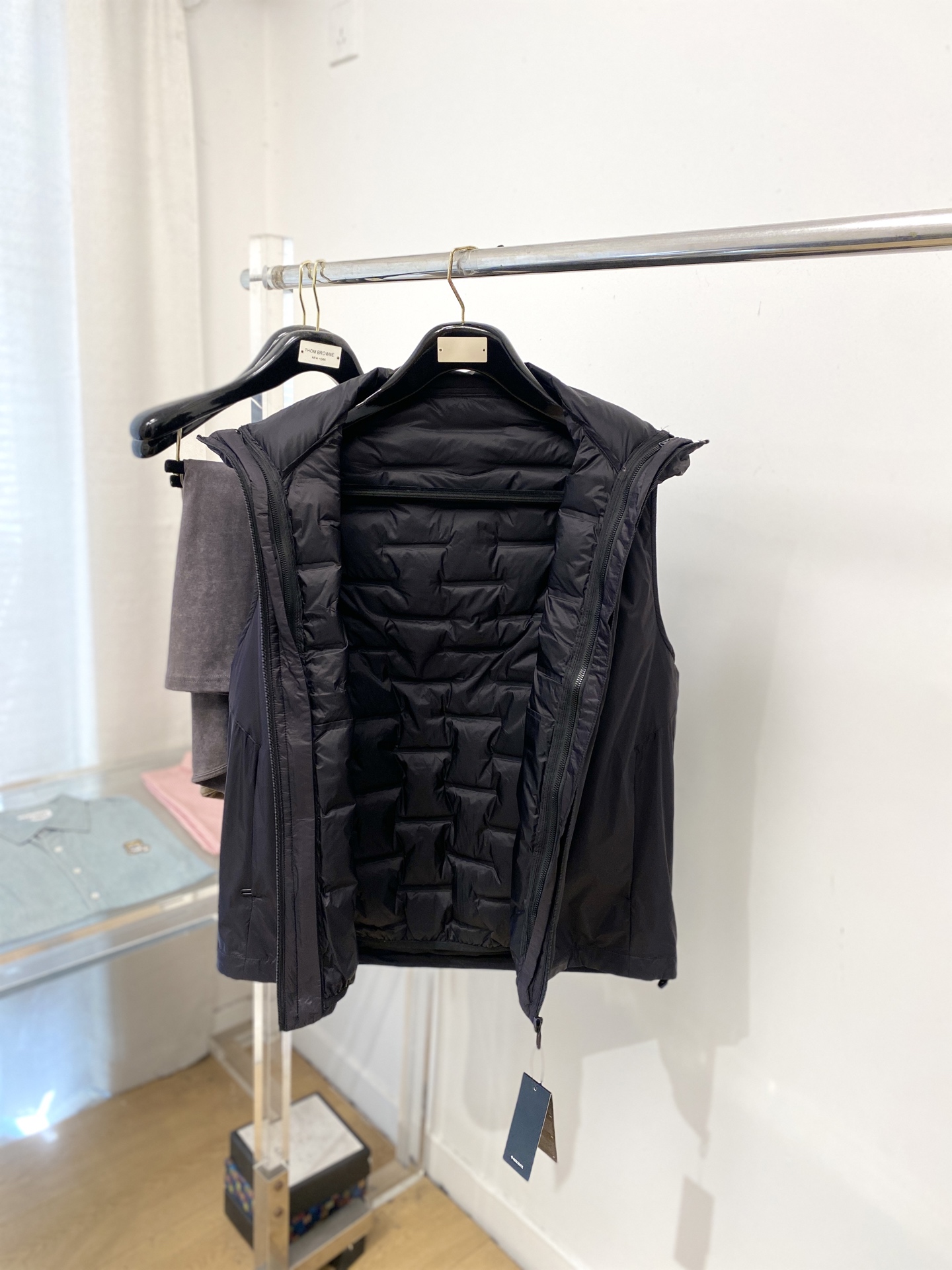 🌾退换DESCENTE迪桑特、2025最新款男士羽绒马甲、面料柔软舒适 ．上身版型超赞 ．拉链．辅料都是