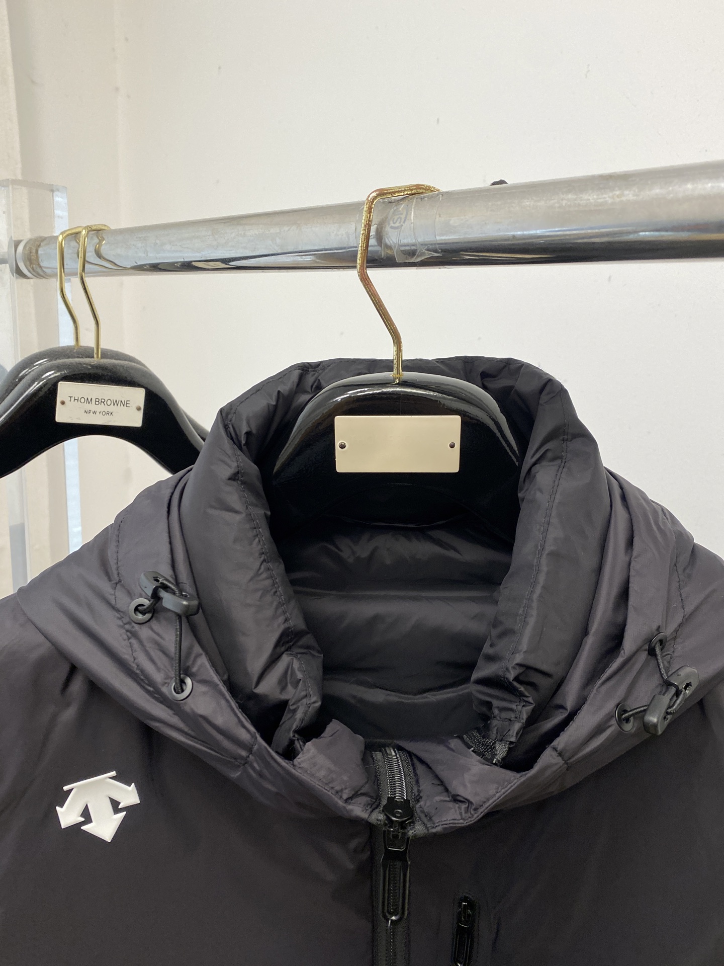 🌾退换DESCENTE迪桑特、2025最新款男士羽绒马甲、面料柔软舒适 ．上身版型超赞 ．拉链．辅料都是