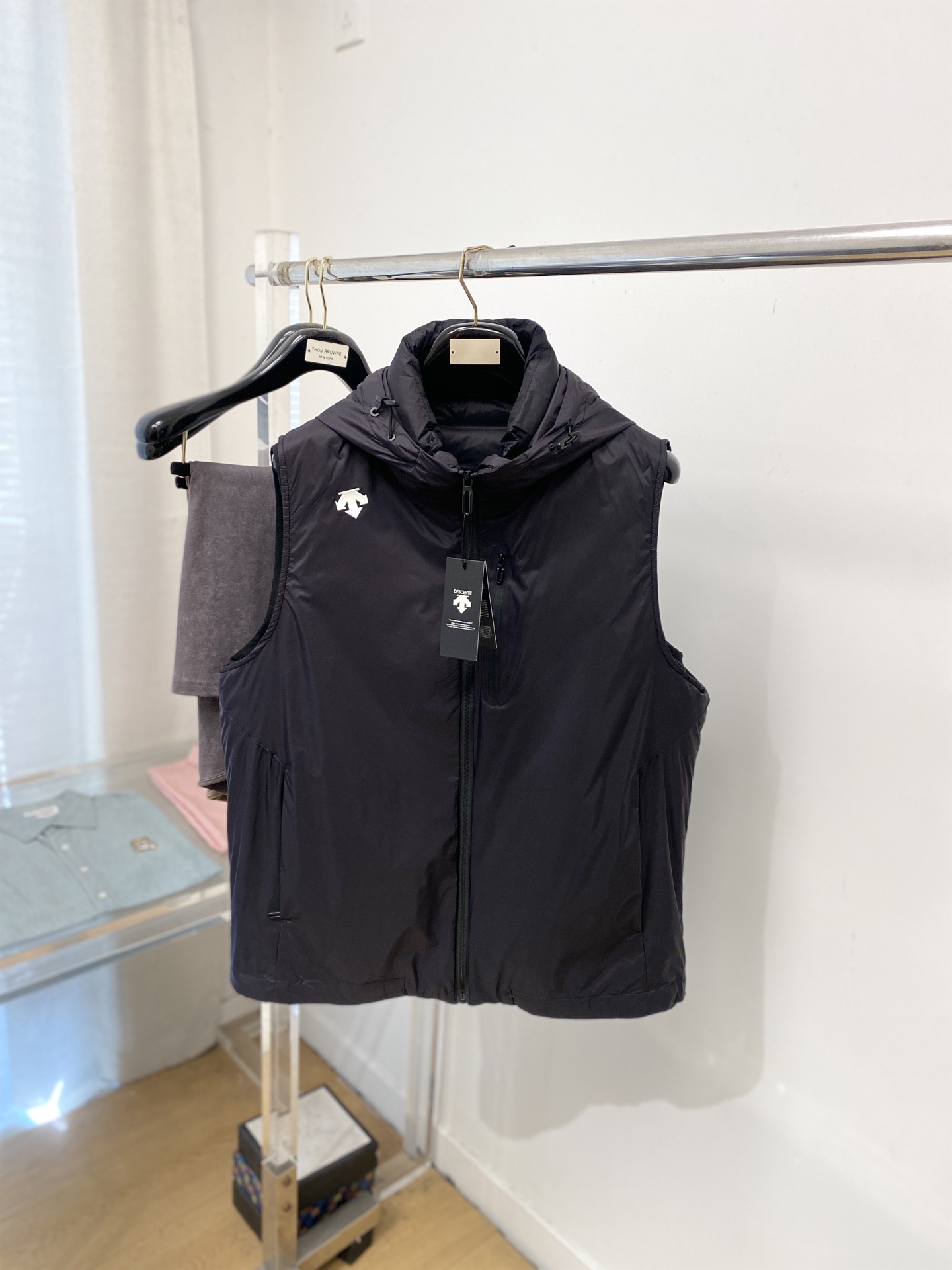 🌾退换DESCENTE迪桑特、2025最新款男士羽绒马甲、面料柔软舒适 ．上身版型超赞 ．拉链．辅料都是