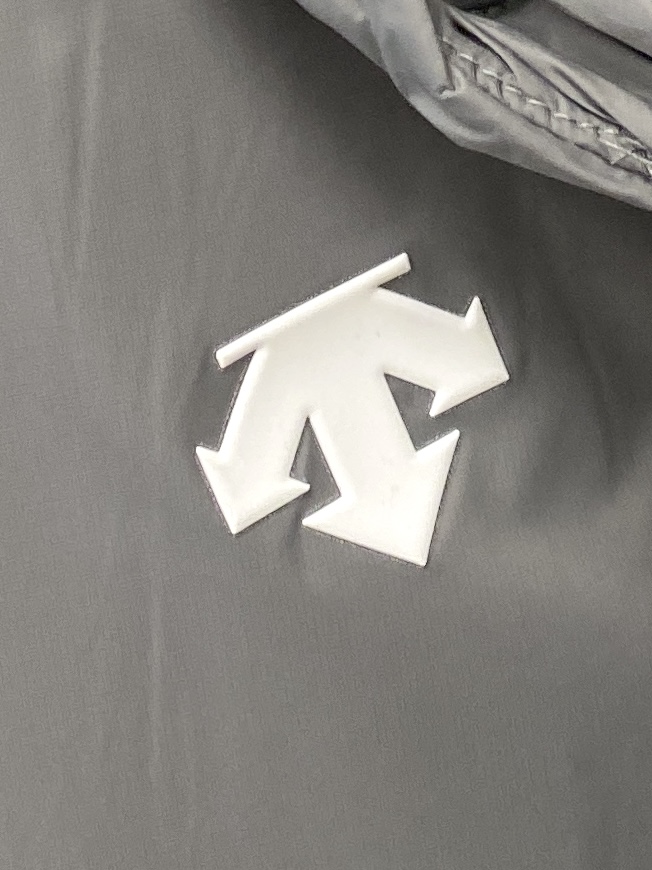 🌾退换DESCENTE迪桑特、2025最新款男士羽绒马甲、面料柔软舒适 ．上身版型超赞 ．拉链．辅料都是