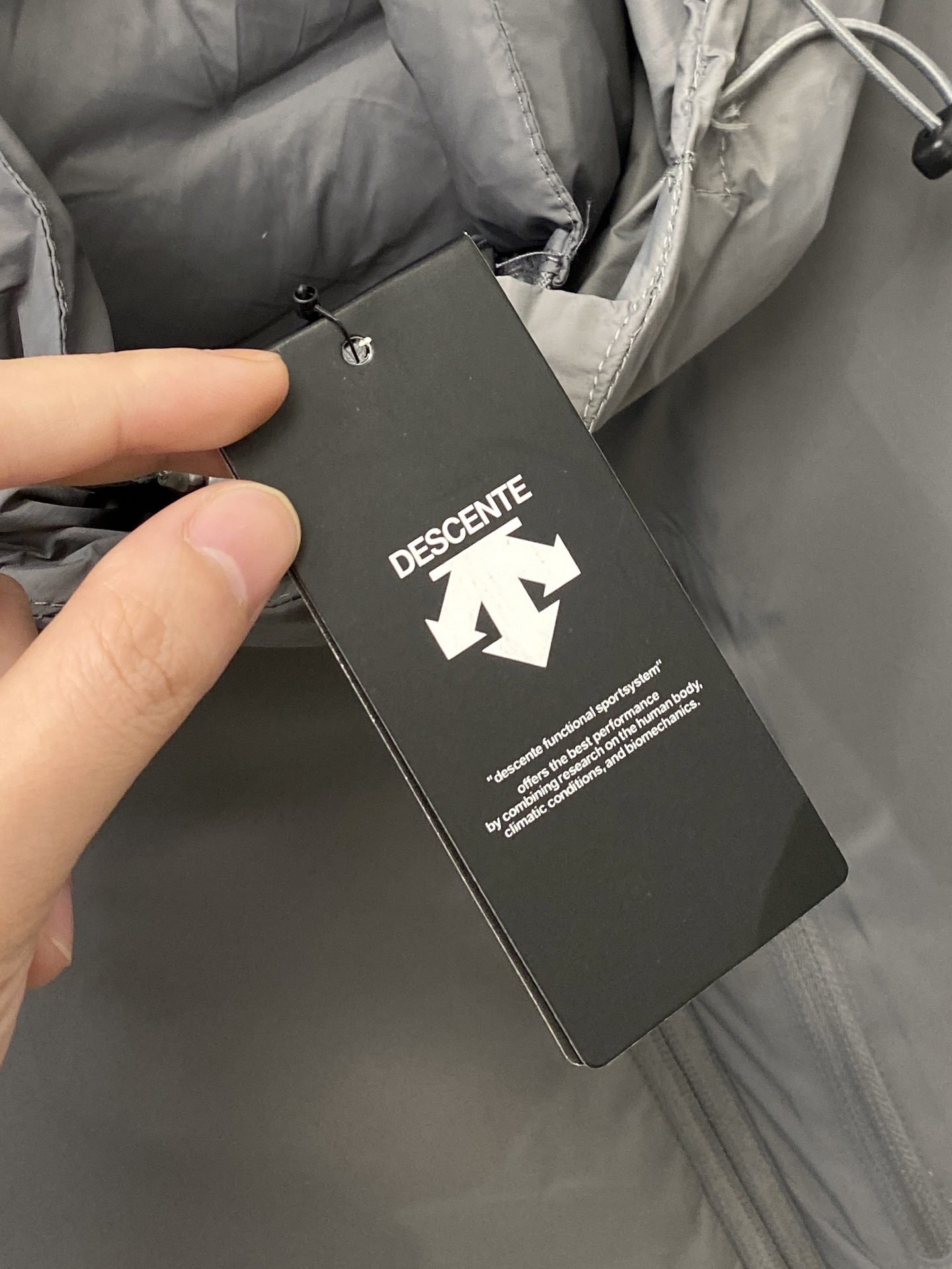 🌾退换DESCENTE迪桑特、2025最新款男士羽绒马甲、面料柔软舒适 ．上身版型超赞 ．拉链．辅料都是