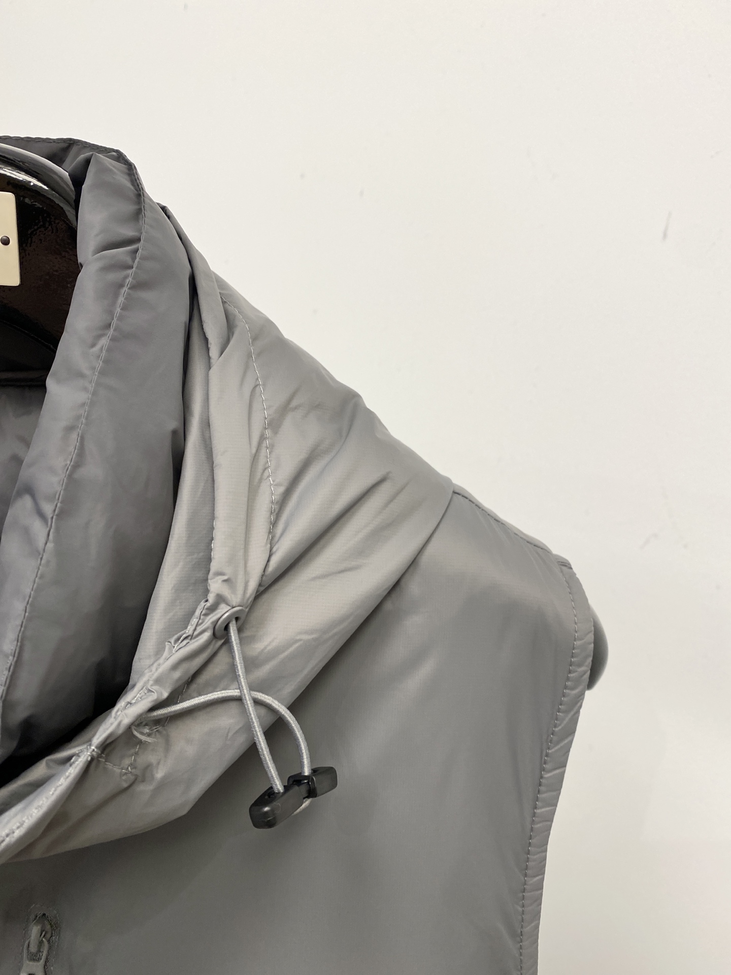 🌾退换DESCENTE迪桑特、2025最新款男士羽绒马甲、面料柔软舒适 ．上身版型超赞 ．拉链．辅料都是