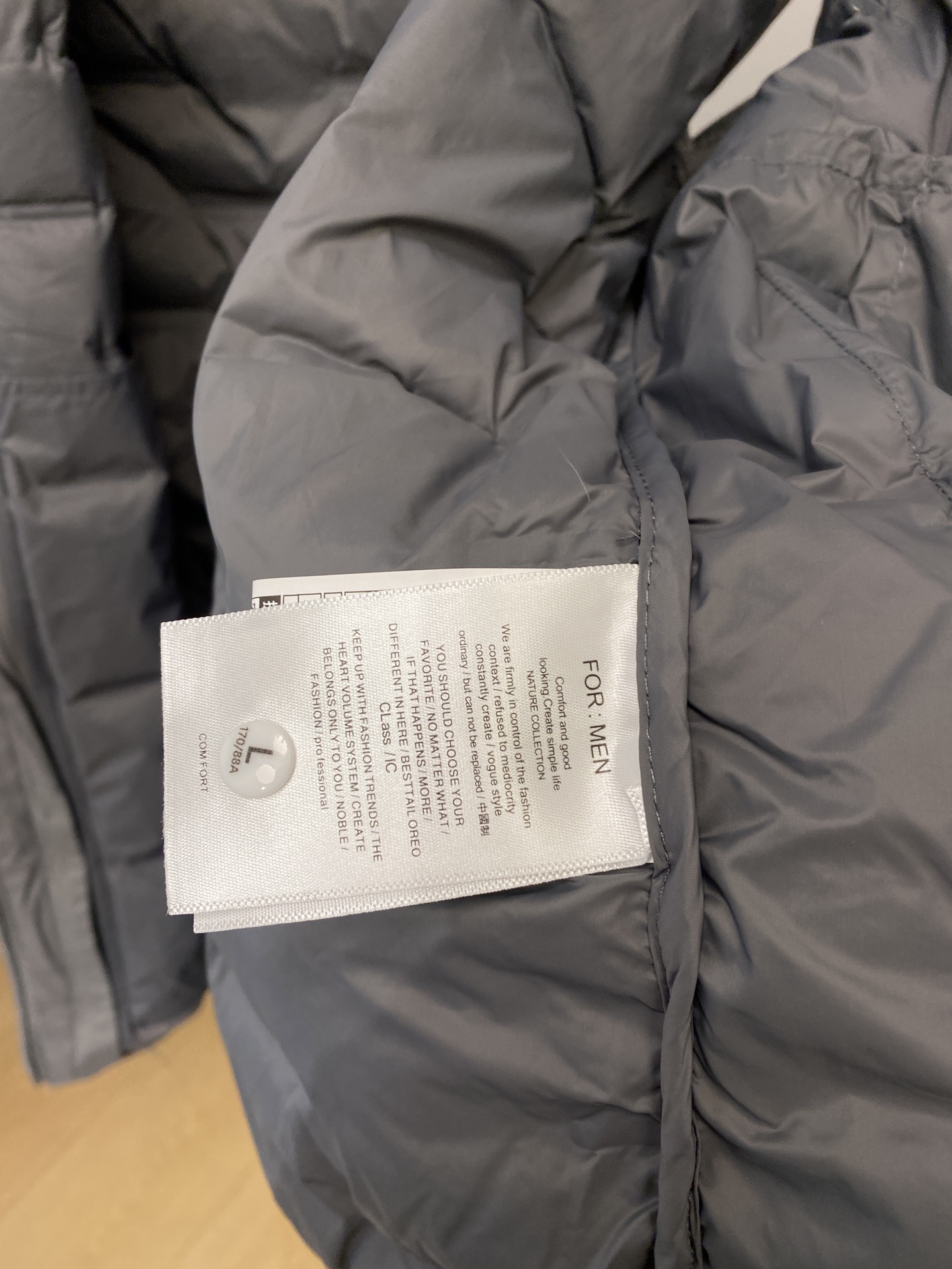 🌾退换DESCENTE迪桑特、2025最新款男士羽绒马甲、面料柔软舒适 ．上身版型超赞 ．拉链．辅料都是