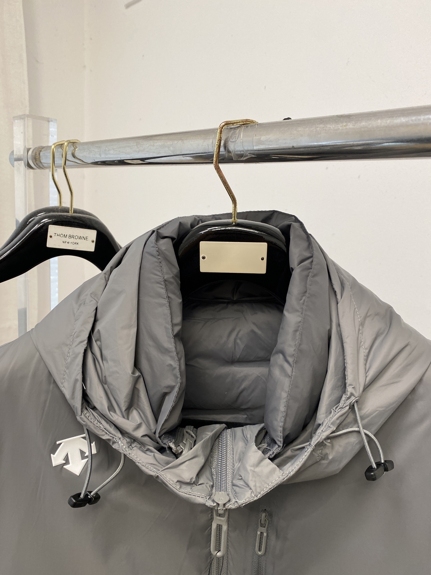 🌾退换DESCENTE迪桑特、2025最新款男士羽绒马甲、面料柔软舒适 ．上身版型超赞 ．拉链．辅料都是