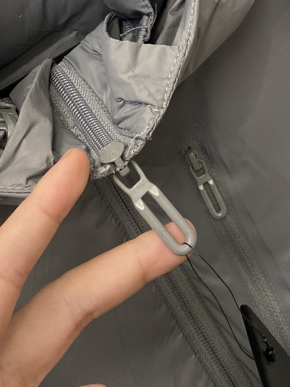 🌾退换DESCENTE迪桑特、2025最新款男士羽绒马甲、面料柔软舒适 ．上身版型超赞 ．拉链．辅料都是