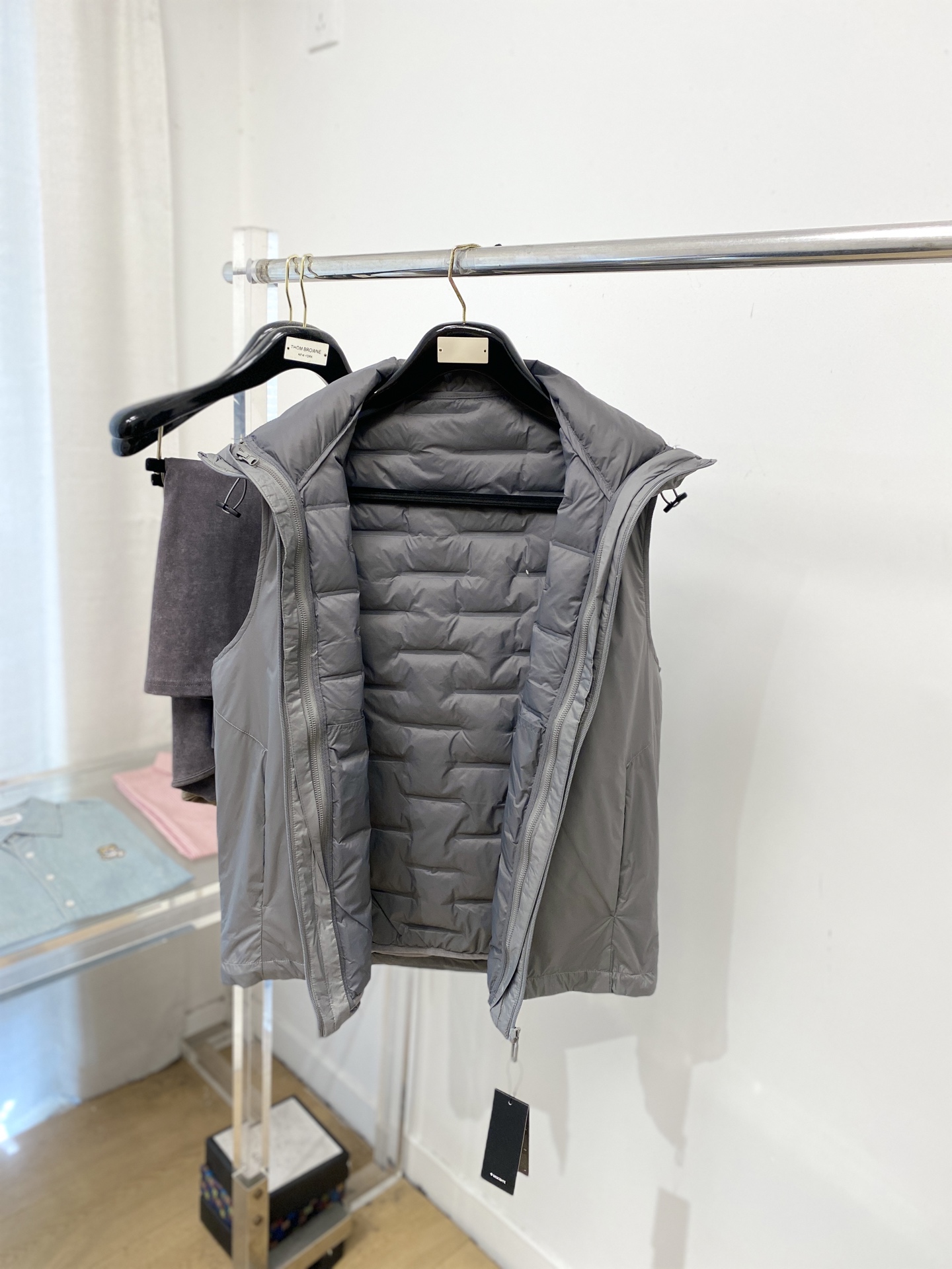 🌾退换DESCENTE迪桑特、2025最新款男士羽绒马甲、面料柔软舒适 ．上身版型超赞 ．拉链．辅料都是