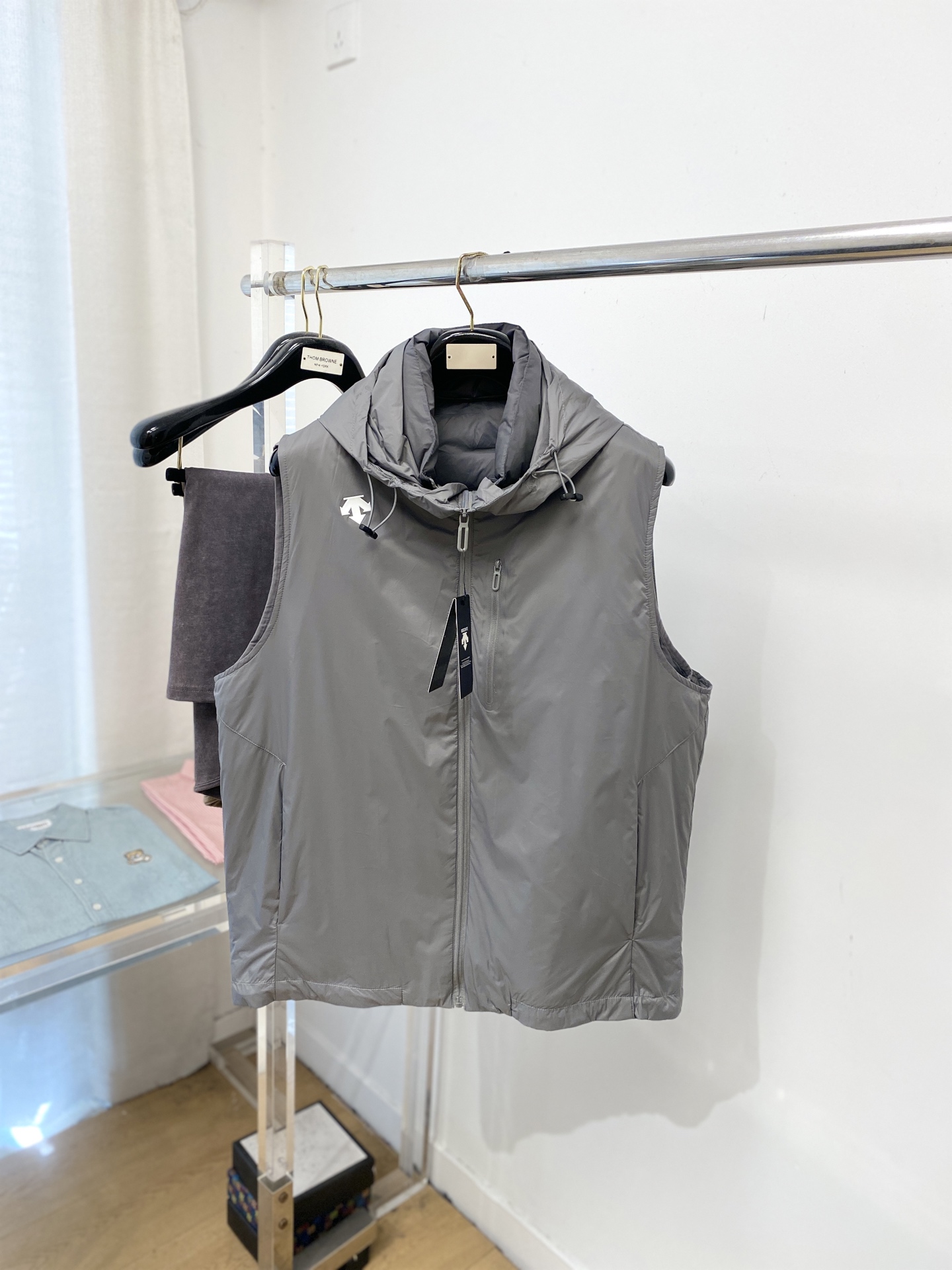 🌾退换DESCENTE迪桑特、2025最新款男士羽绒马甲、面料柔软舒适 ．上身版型超赞 ．拉链．辅料都是