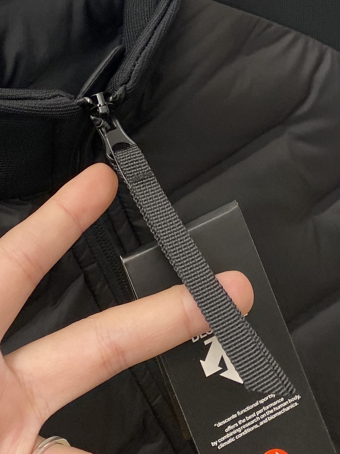 🌾退换DESCENTE迪桑特、2025最新款男士羽绒夹克、面料柔软舒适 ．上身版型超赞 ．拉链．辅料都是