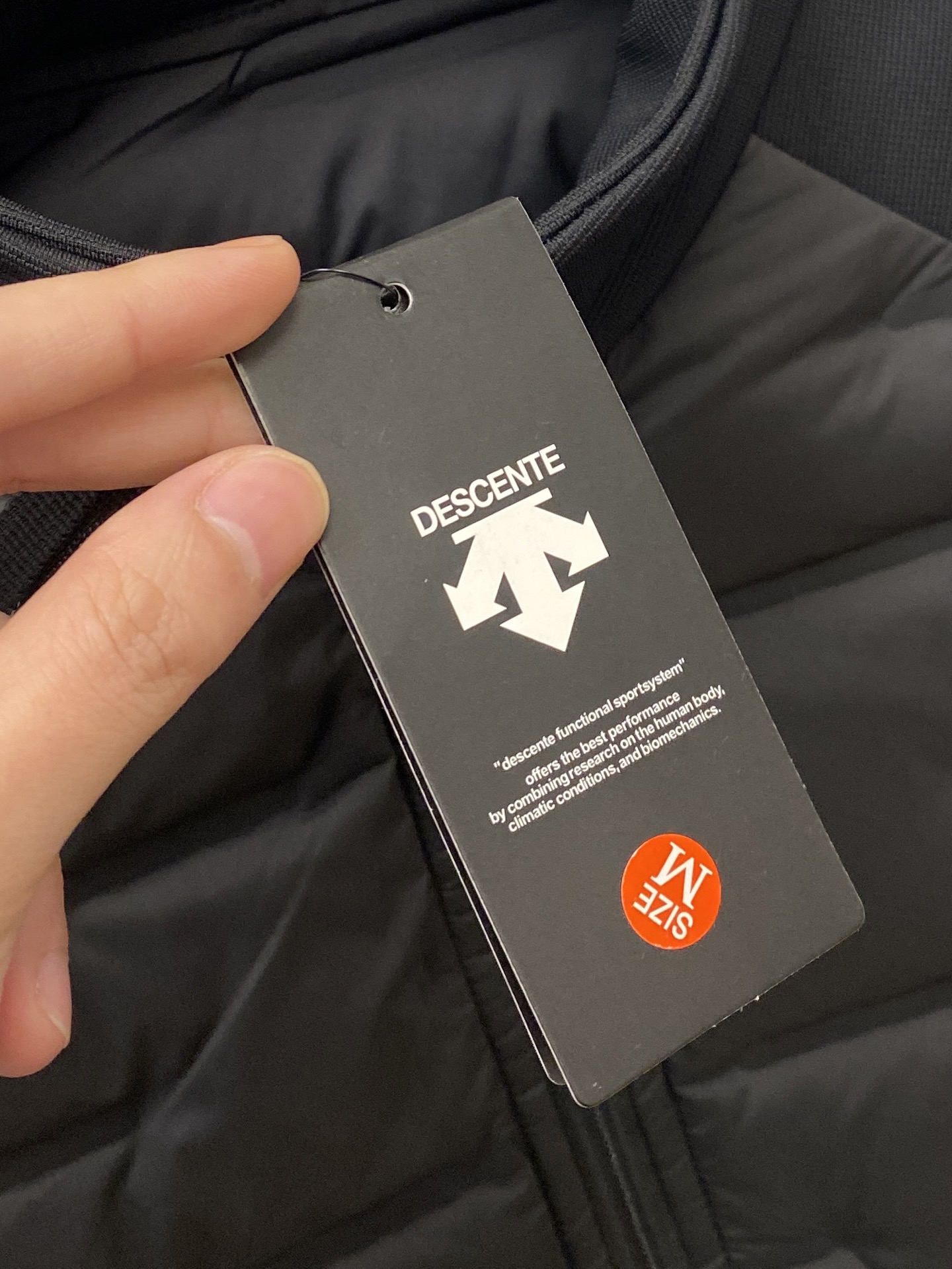 🌾退换DESCENTE迪桑特、2025最新款男士羽绒夹克、面料柔软舒适 ．上身版型超赞 ．拉链．辅料都是