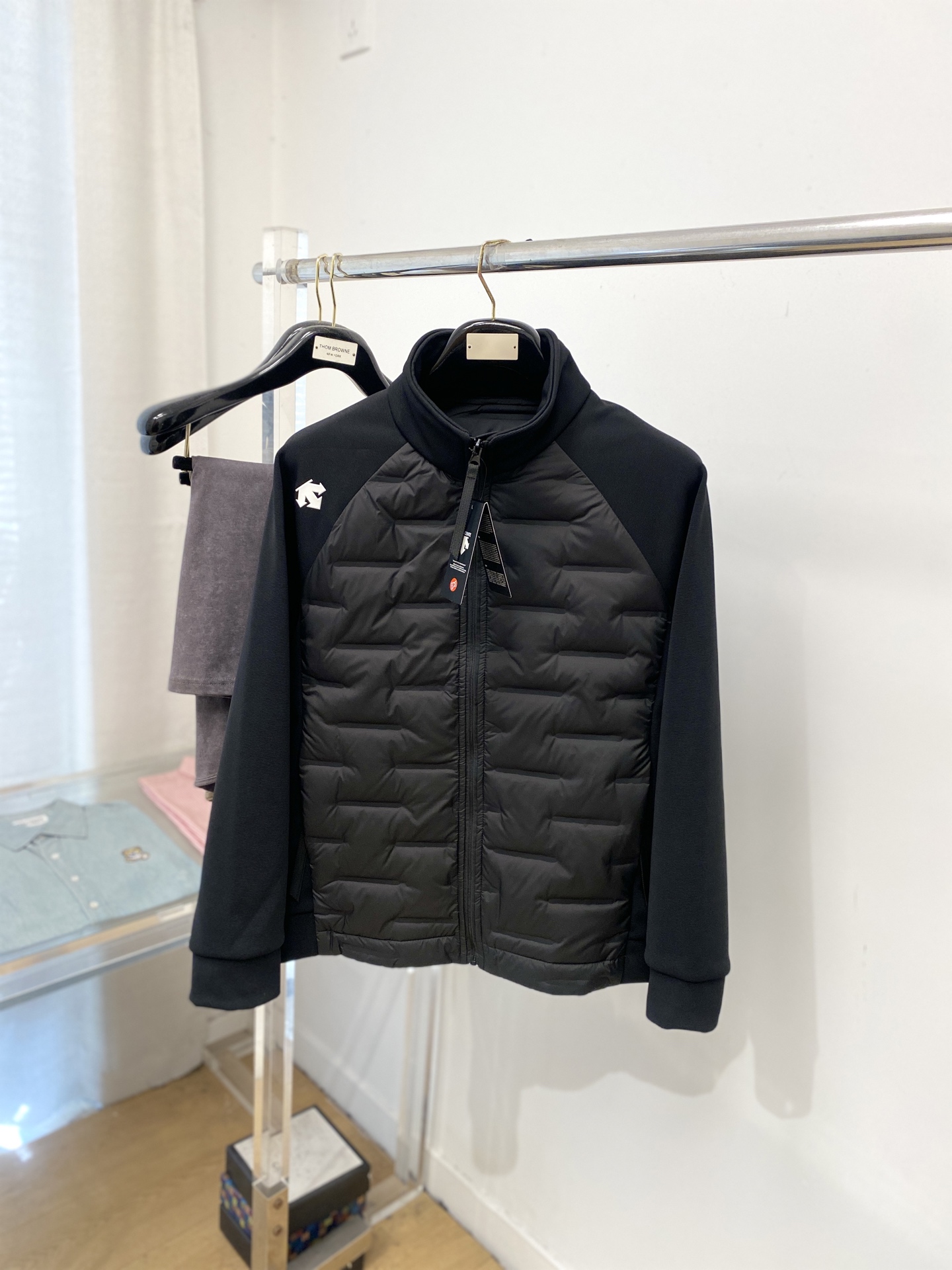 🌾退换DESCENTE迪桑特、2025最新款男士羽绒夹克、面料柔软舒适 ．上身版型超赞 ．拉链．辅料都是