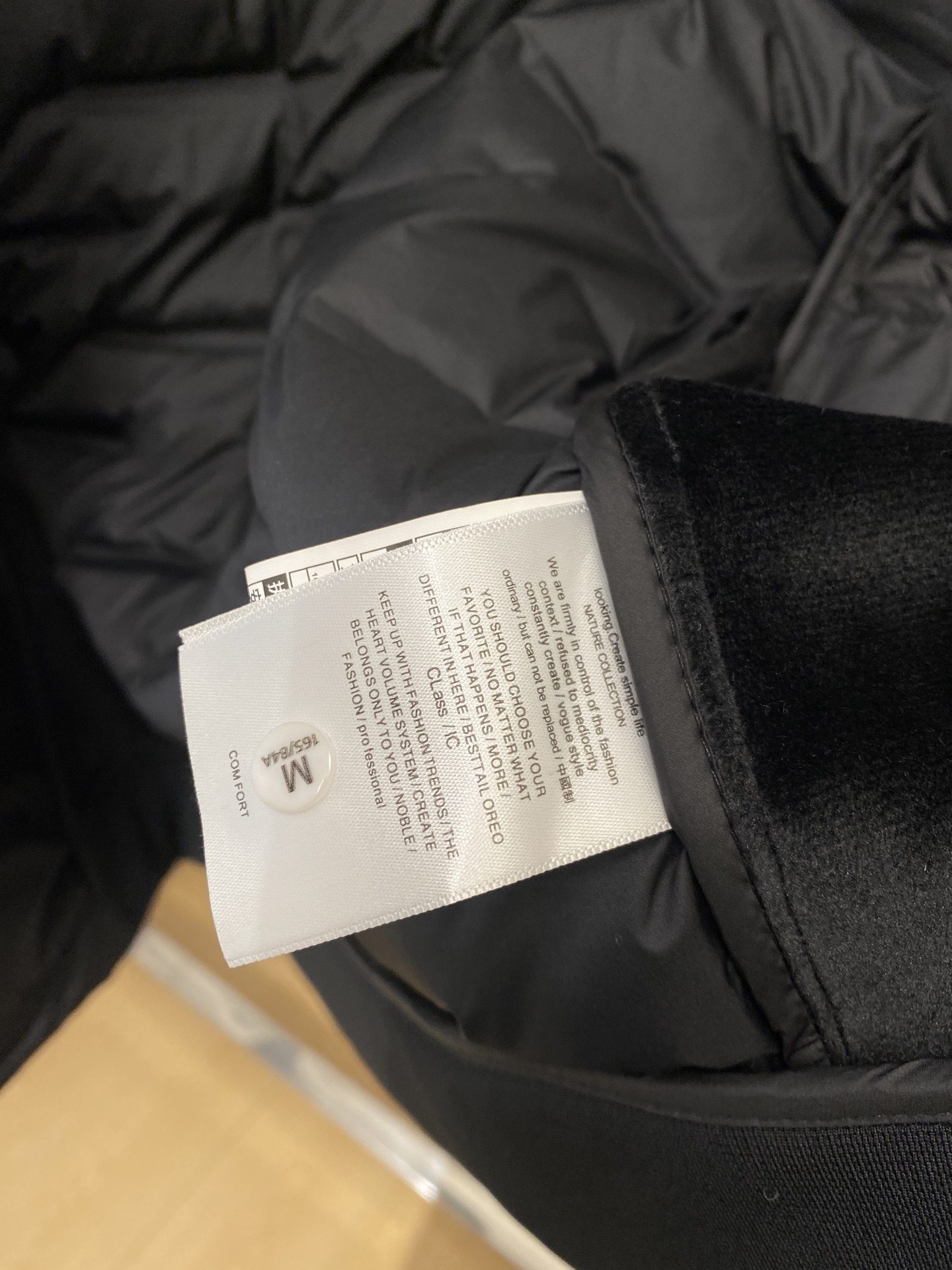 🌾退换DESCENTE迪桑特、2025最新款男士羽绒夹克、面料柔软舒适 ．上身版型超赞 ．拉链．辅料都是