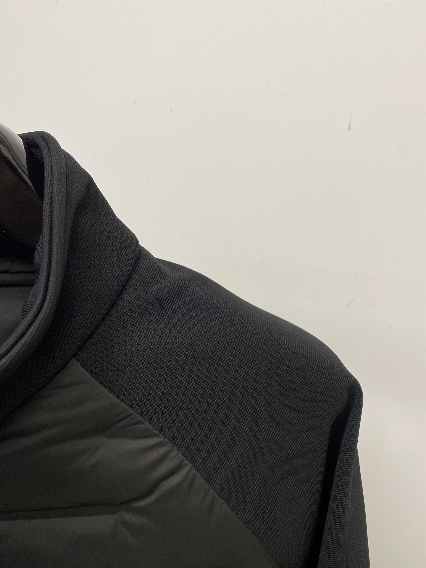 🌾退换DESCENTE迪桑特、2025最新款男士羽绒夹克、面料柔软舒适 ．上身版型超赞 ．拉链．辅料都是