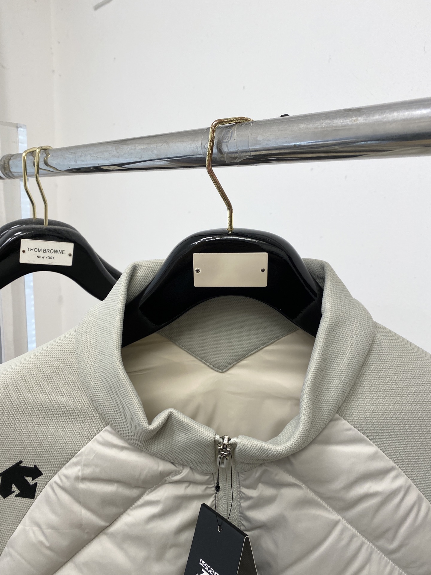 🌾退换DESCENTE迪桑特、2025最新款男士羽绒夹克、面料柔软舒适 ．上身版型超赞 ．拉链．辅料都是