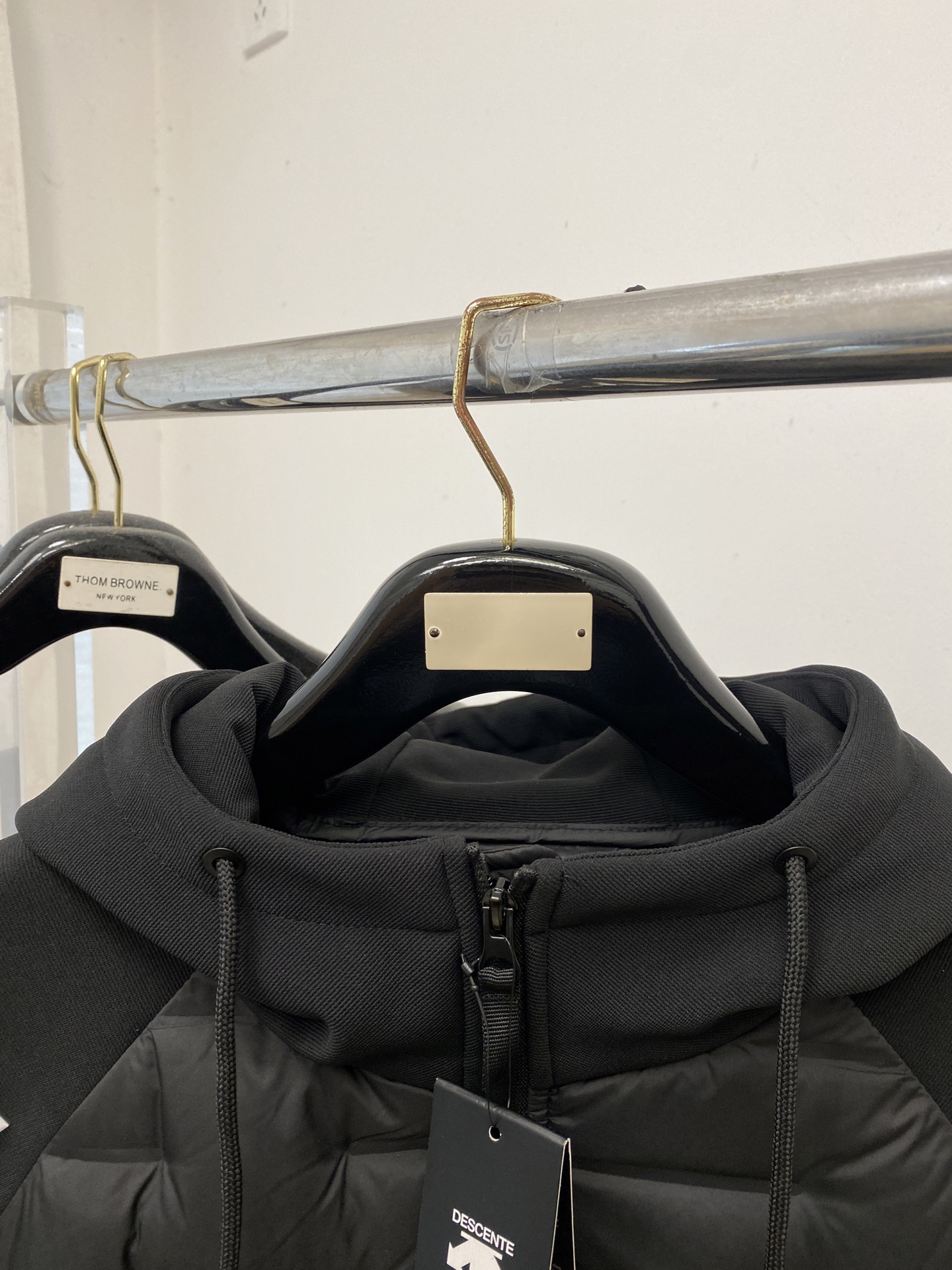 🌾退换DESCENTE迪桑特、2025最新款男士羽绒夹克、面料柔软舒适 ．上身版型超赞 ．拉链．辅料都是