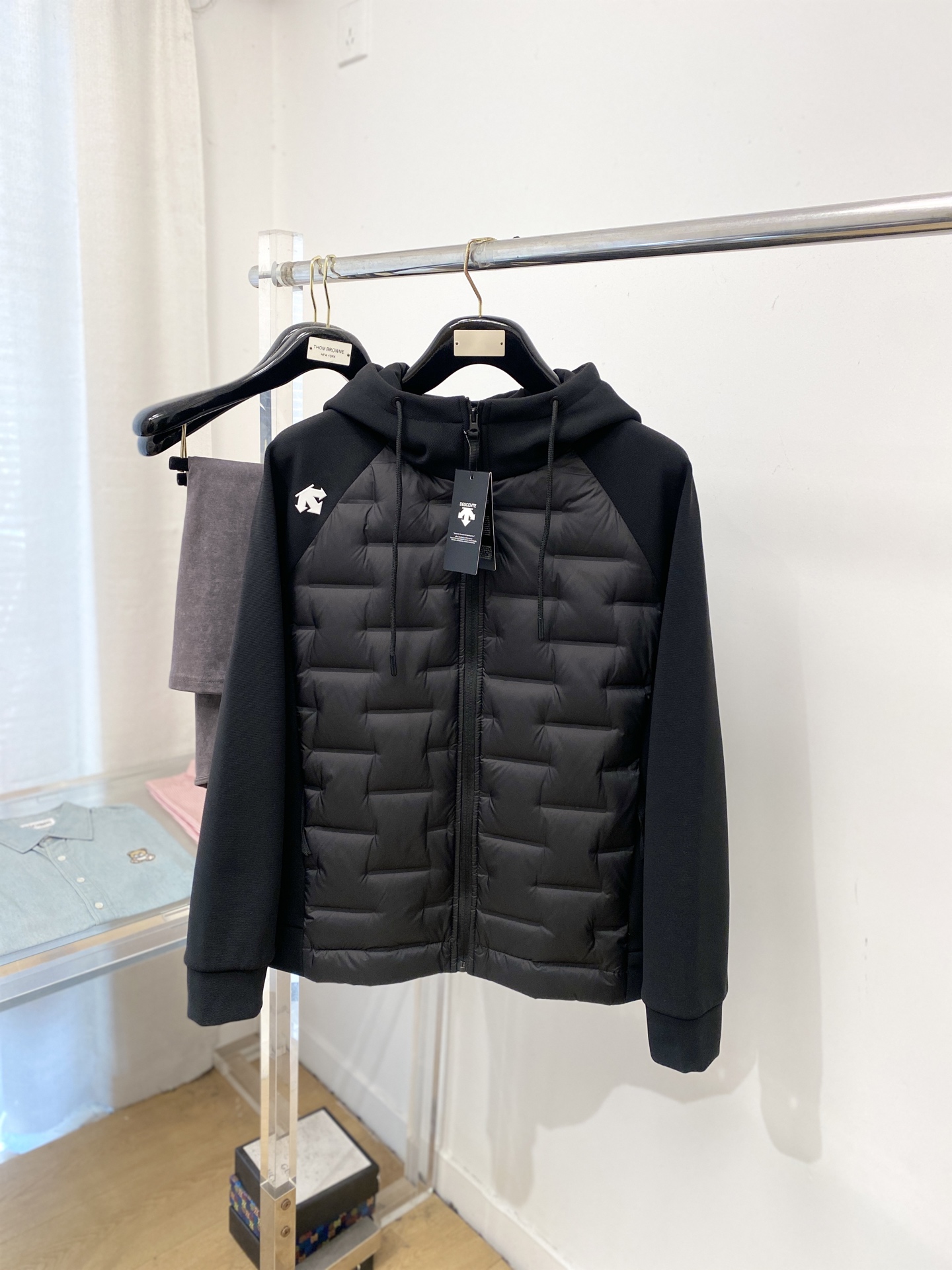 🌾退换DESCENTE迪桑特、2025最新款男士羽绒夹克、面料柔软舒适 ．上身版型超赞 ．拉链．辅料都是