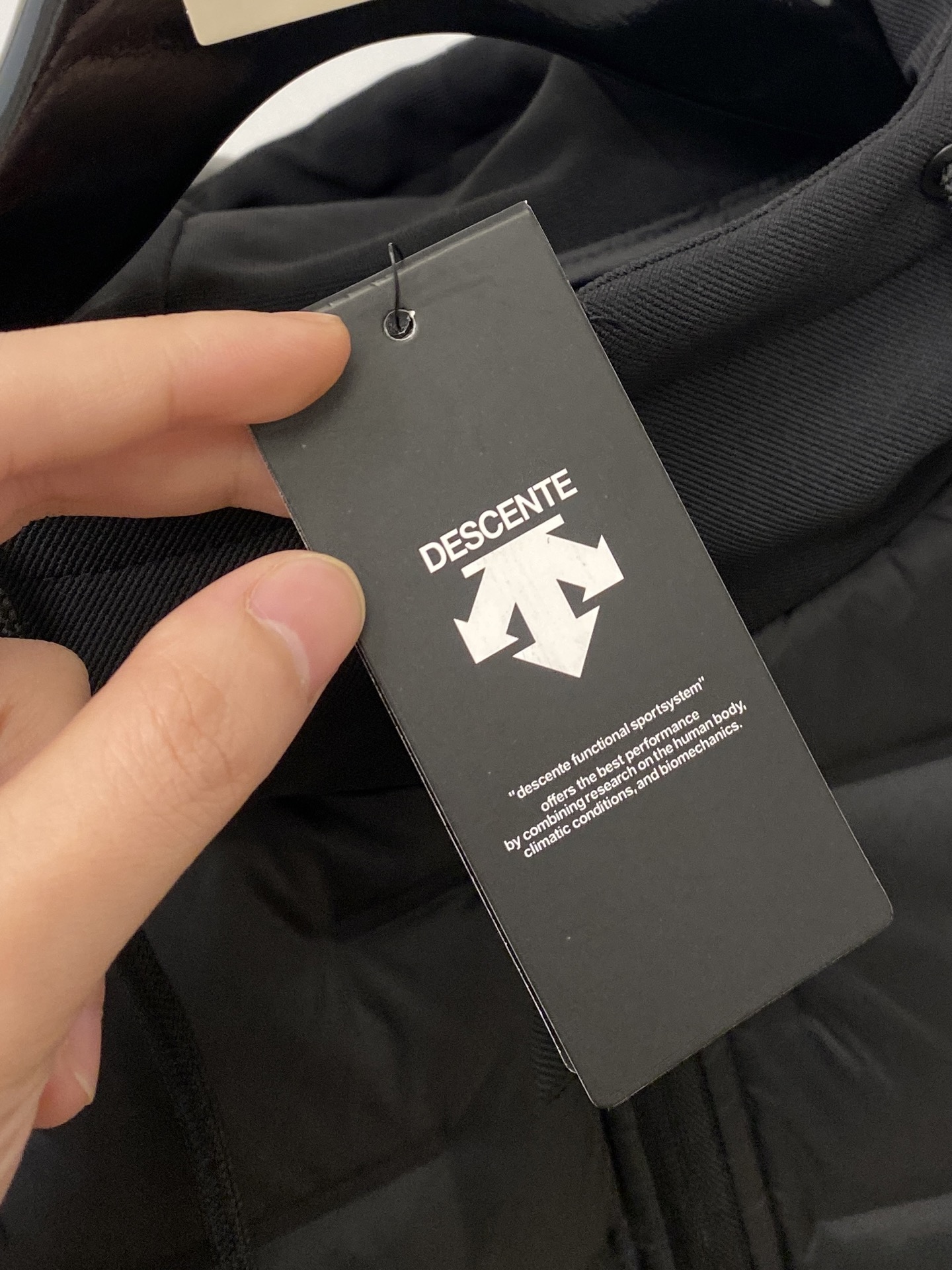 🌾退换DESCENTE迪桑特、2025最新款男士羽绒夹克、面料柔软舒适 ．上身版型超赞 ．拉链．辅料都是