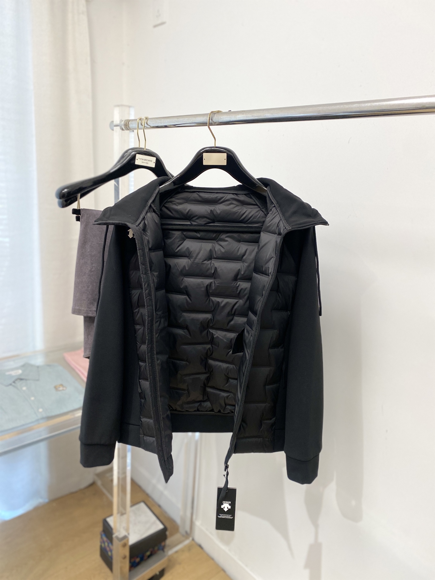 🌾退换DESCENTE迪桑特、2025最新款男士羽绒夹克、面料柔软舒适 ．上身版型超赞 ．拉链．辅料都是