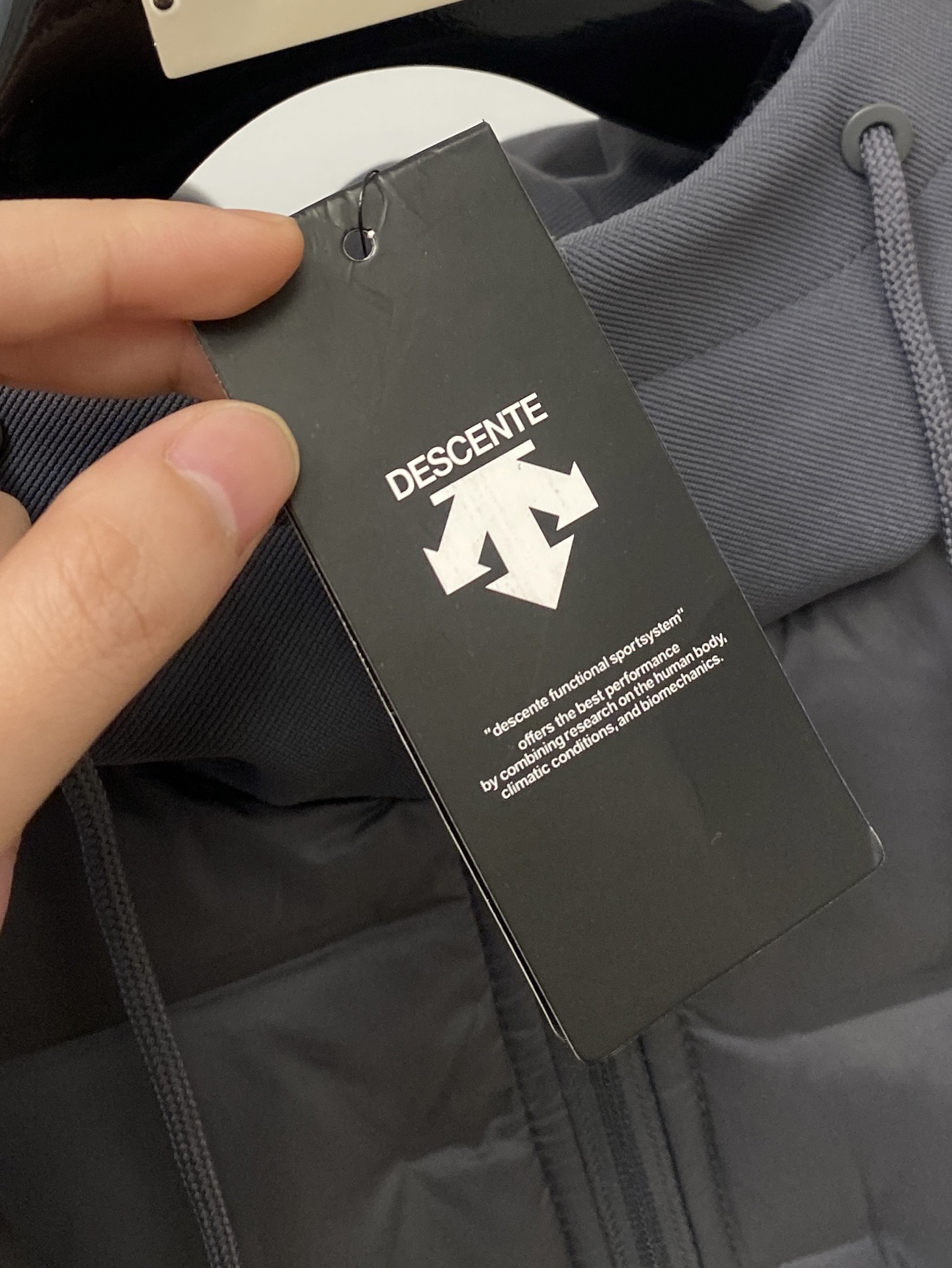 🌾退换DESCENTE迪桑特、2025最新款男士羽绒夹克、面料柔软舒适 ．上身版型超赞 ．拉链．辅料都是