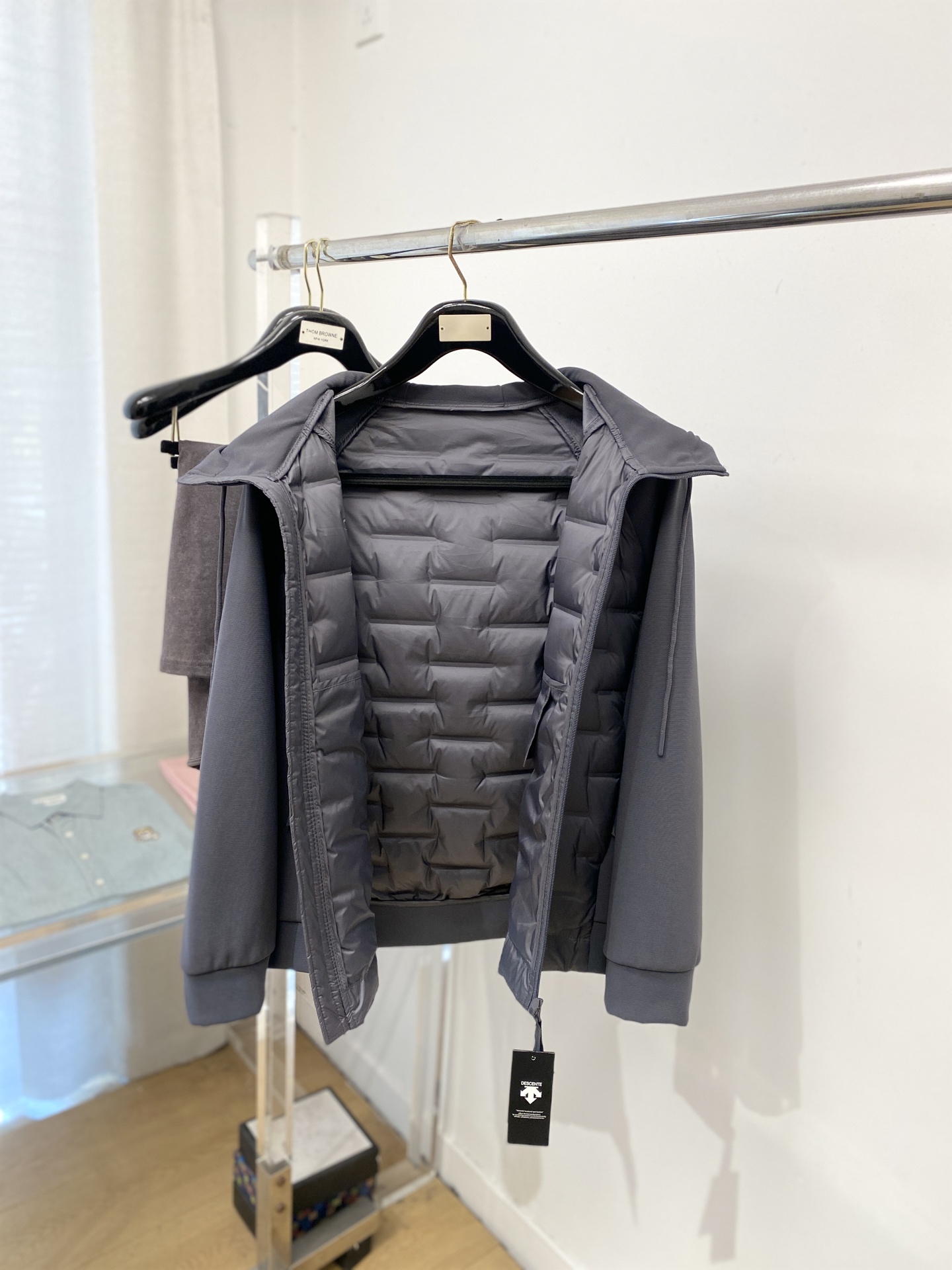 🌾退换DESCENTE迪桑特、2025最新款男士羽绒夹克、面料柔软舒适 ．上身版型超赞 ．拉链．辅料都是