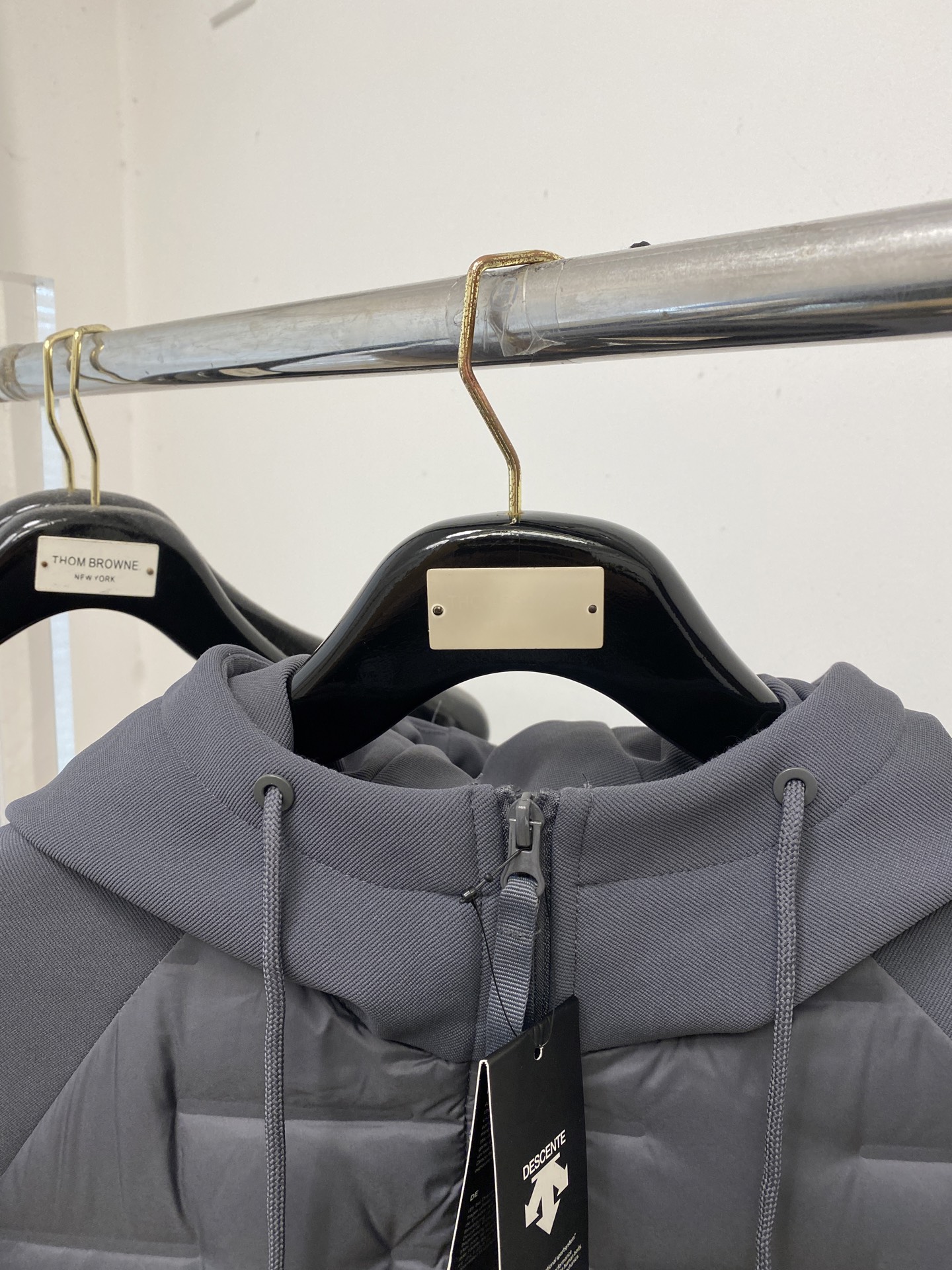 🌾退换DESCENTE迪桑特、2025最新款男士羽绒夹克、面料柔软舒适 ．上身版型超赞 ．拉链．辅料都是