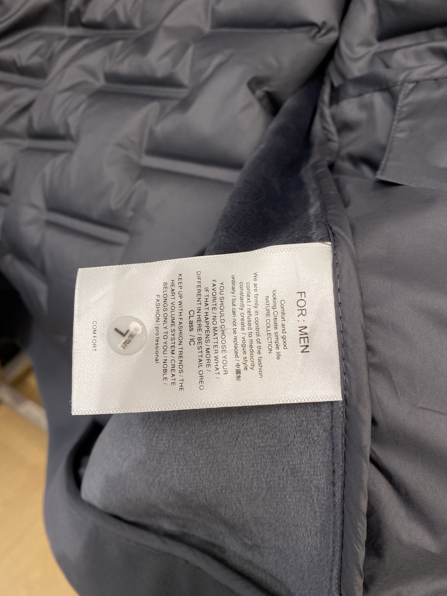 🌾退换DESCENTE迪桑特、2025最新款男士羽绒夹克、面料柔软舒适 ．上身版型超赞 ．拉链．辅料都是