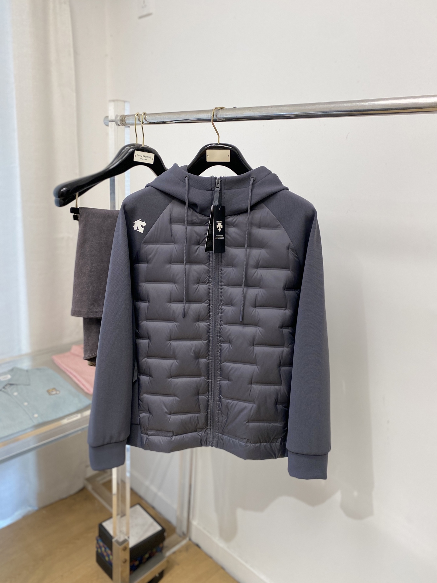 🌾退换DESCENTE迪桑特、2025最新款男士羽绒夹克、面料柔软舒适 ．上身版型超赞 ．拉链．辅料都是