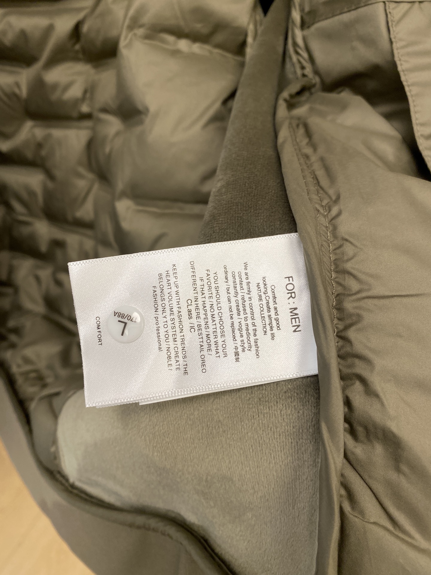 🌾退换DESCENTE迪桑特、2025最新款男士羽绒夹克、面料柔软舒适 ．上身版型超赞 ．拉链．辅料都是