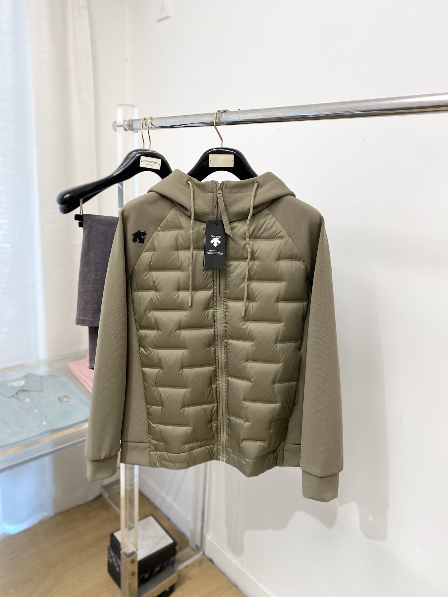 🌾退换DESCENTE迪桑特、2025最新款男士羽绒夹克、面料柔软舒适 ．上身版型超赞 ．拉链．辅料都是