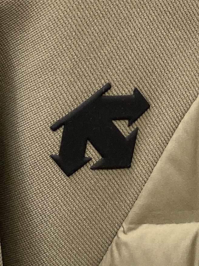 🌾退换DESCENTE迪桑特、2025最新款男士羽绒夹克、面料柔软舒适 ．上身版型超赞 ．拉链．辅料都是