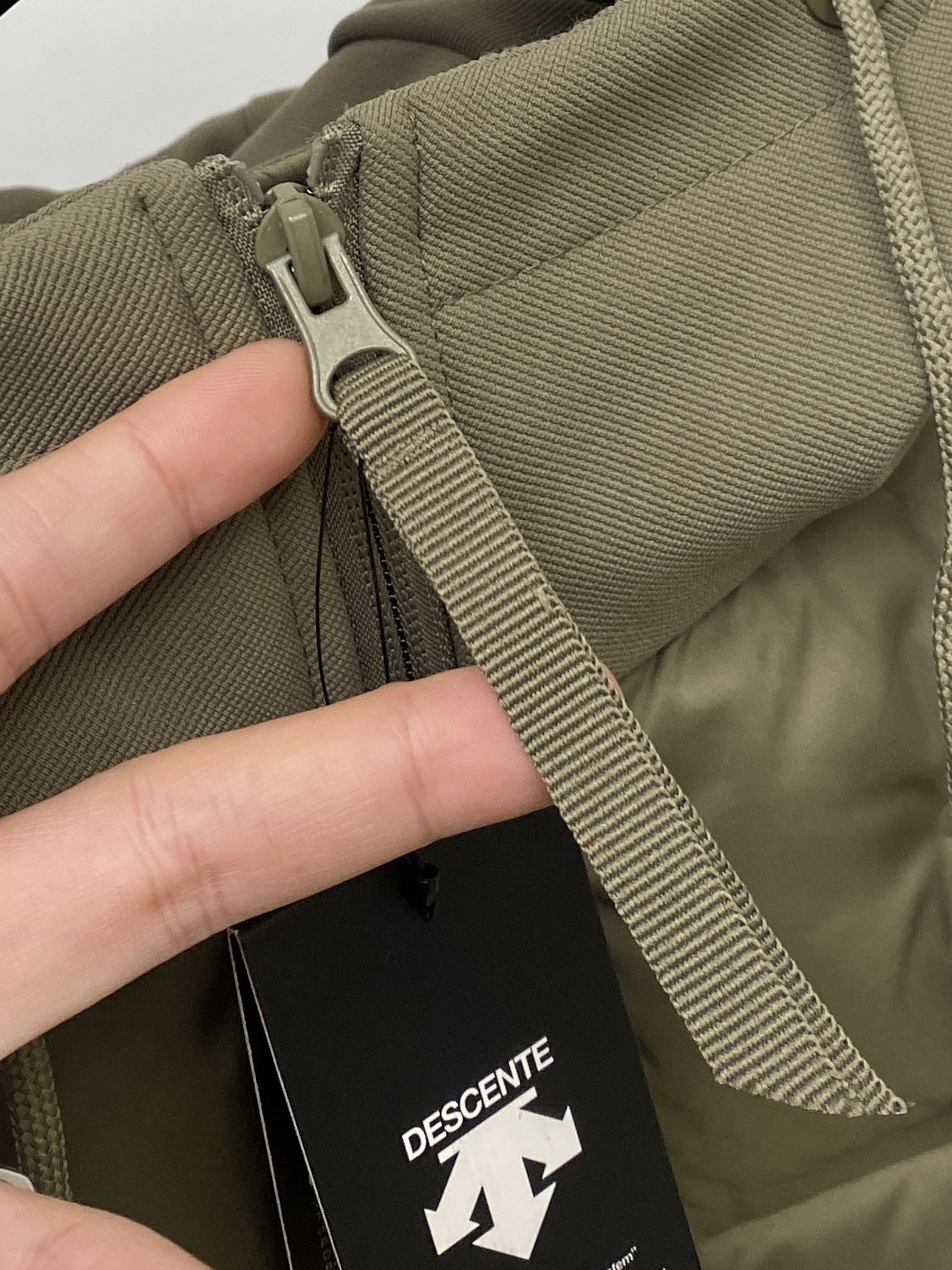 🌾退换DESCENTE迪桑特、2025最新款男士羽绒夹克、面料柔软舒适 ．上身版型超赞 ．拉链．辅料都是