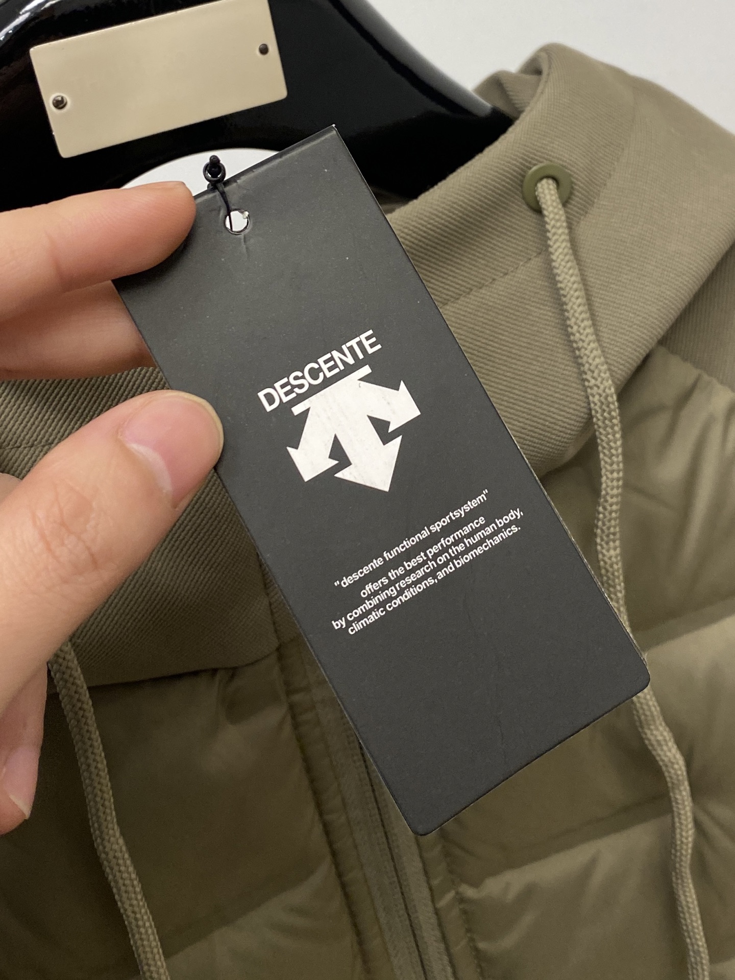 🌾退换DESCENTE迪桑特、2025最新款男士羽绒夹克、面料柔软舒适 ．上身版型超赞 ．拉链．辅料都是