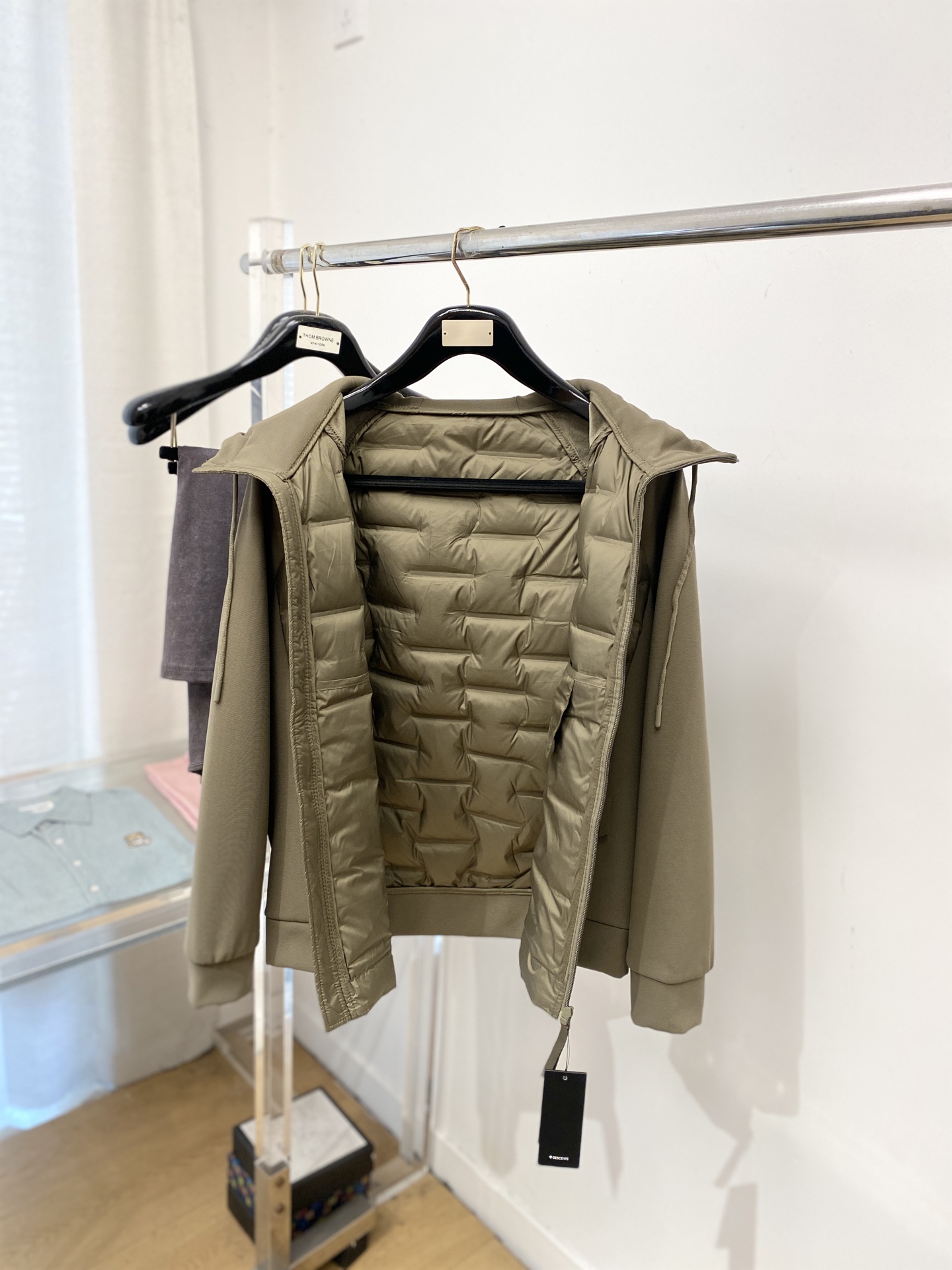 🌾退换DESCENTE迪桑特、2025最新款男士羽绒夹克、面料柔软舒适 ．上身版型超赞 ．拉链．辅料都是