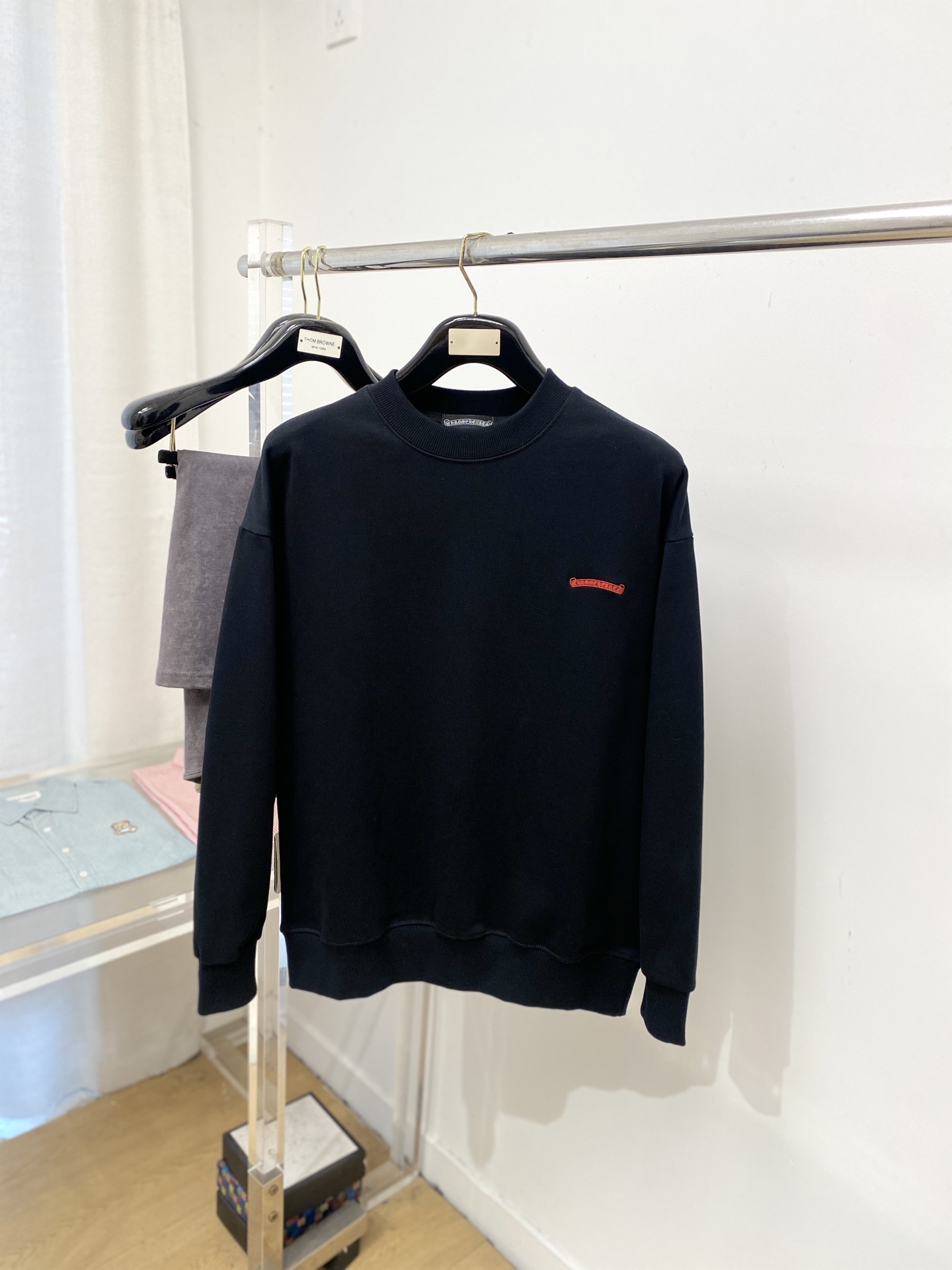 NO:691249,Chrome Hearts, 2025 new sweatshirt, handsome and fashionable, with exquisite embroidered letter logo on the chest, simple and versatile. The fabric cotton is not only crisp and maintains the trendy silhouette, but also comfortable to wear, and the yarn is more delicate. Size M-3XL,,chrome hearts,hoodie,sweatshirts,19860909克罗心、2025新品卫衣,帅气时尚,胸前精致刺绣字母logo,简约百搭款.面料棉 不仅挺括,保持潮流的廓形,又穿着舒适,纱织更细腻,码数M-3XL,,chrome hearts,hoodie,sweatshirts,,Men's clothing