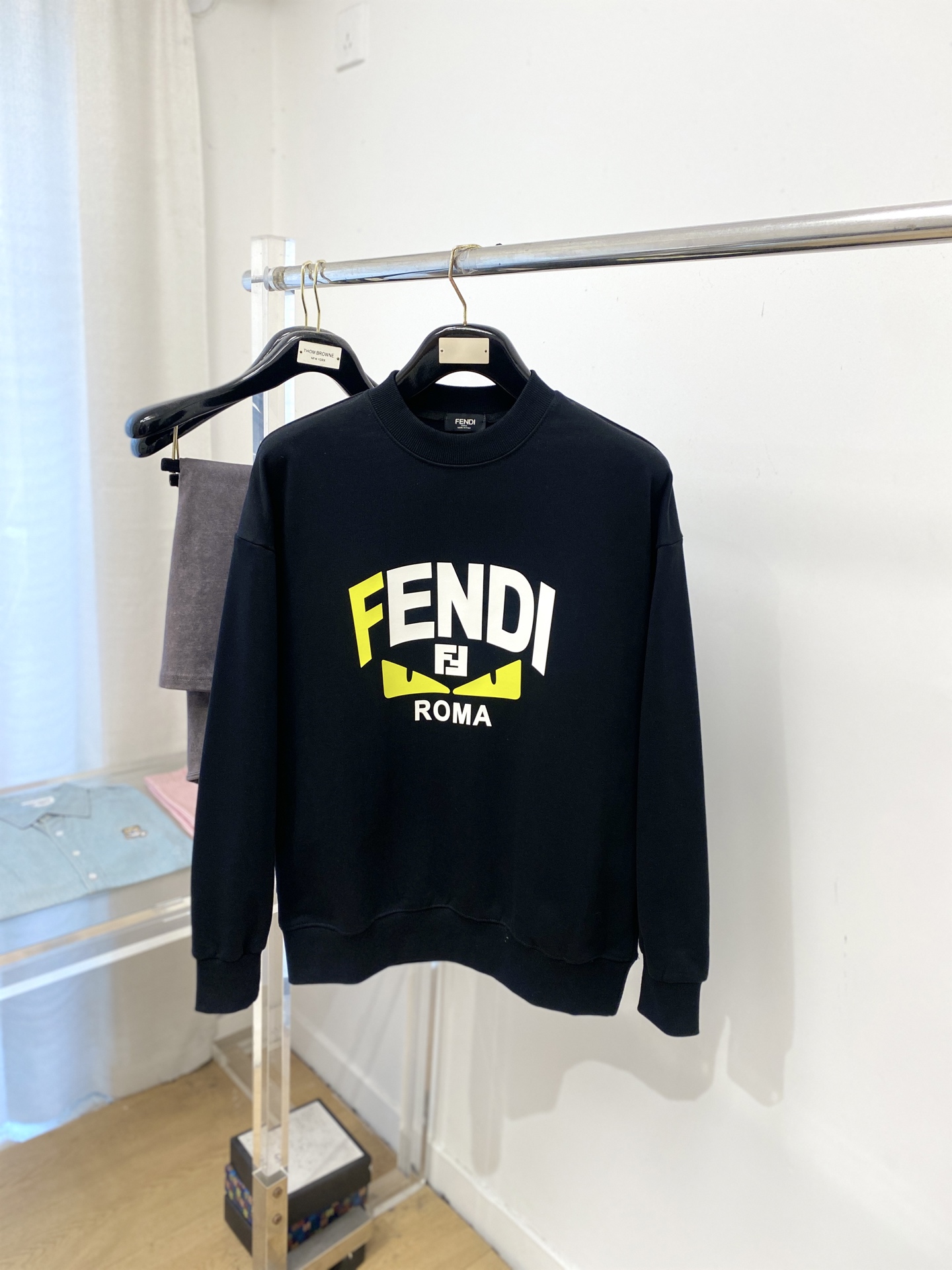 NO:691246,Fendi, 2025 new sweatshirt, handsome and fashionable, top-notch printed letter logo on the chest, simple and versatile. The fabric cotton is not only crisp and maintains the trendy silhouette, but also comfortable to wear, and the yarn is more delicate. Size M-3XL,,fendi,hoodie,sweatshirts,19860909芬迪、2025新品卫衣,帅气时尚,胸前顶级印胶图案字母logo,简约百搭款.面料棉 不仅挺括,保持潮流的廓形,又穿着舒适,纱织更细腻,码数M-3XL,,fendi,hoodie,sweatshirts,,Men's clothing