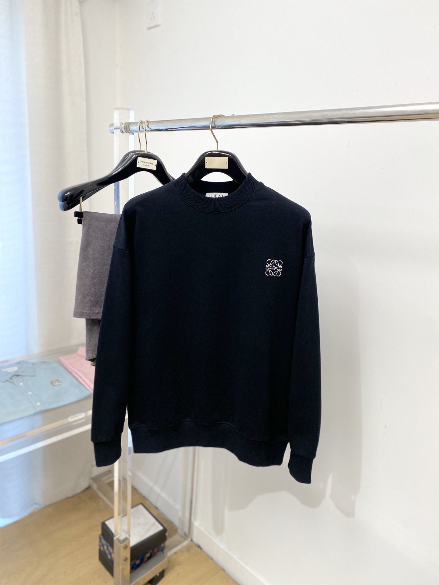 NO:691243,Loewe, 2025 new sweatshirt, handsome and fashionable, with exquisite embroidered logo on the chest, simple and versatile. The fabric cotton is not only crisp and maintains the trendy silhouette, but also comfortable to wear, and the yarn is more delicate. The size is M-3XL,, loewe, hoodie, sweatshirts,19860909罗意威、2025新品卫衣,帅气时尚,胸前精致刺绣图案logo,简约百搭款.面料棉 不仅挺括,保持潮流的廓形,又穿着舒适,纱织更细腻,码数M-3XL,,loewe,hoodie,sweatshirts,,Men's clothing