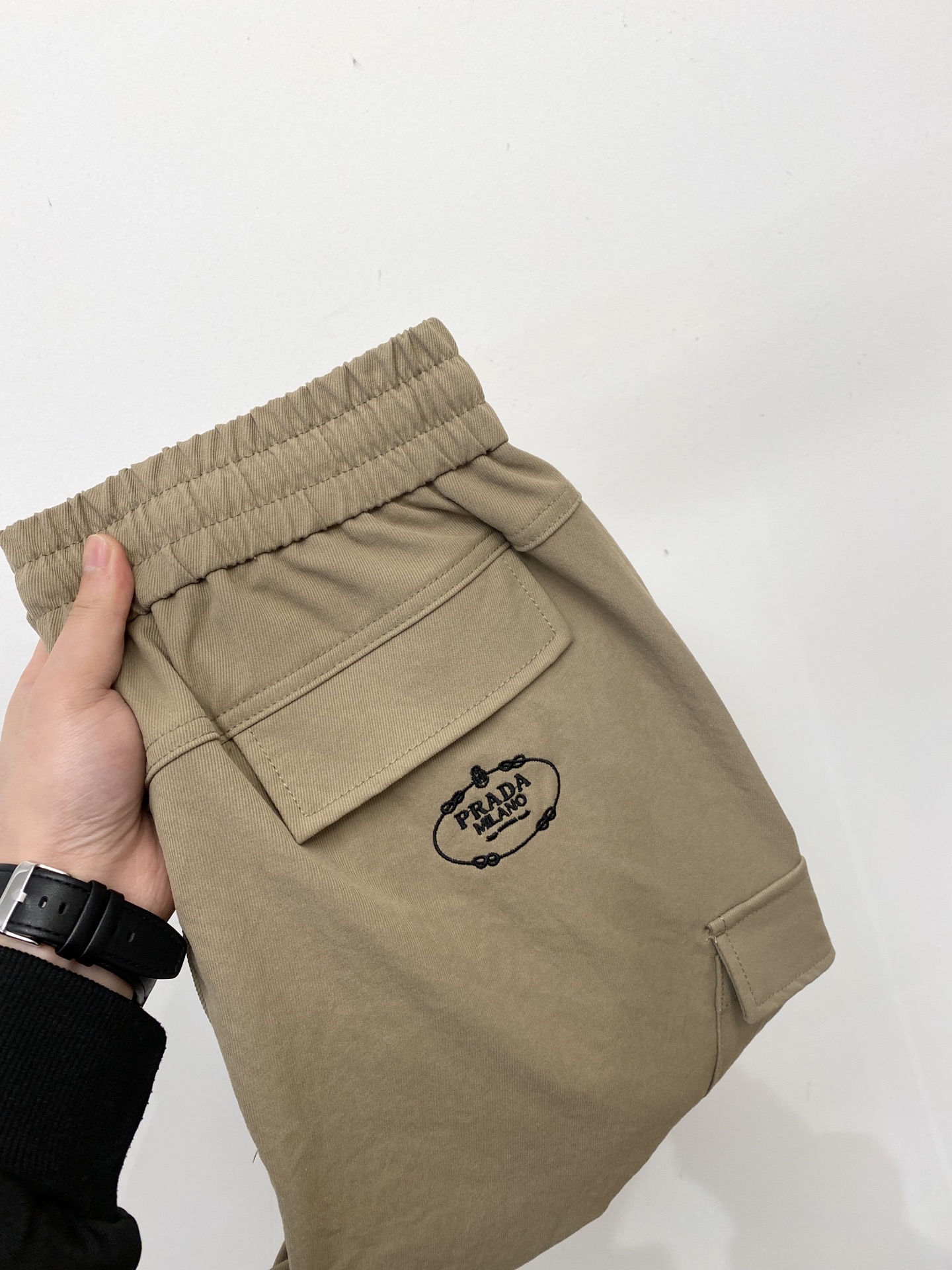 NO:691233,Prada, 2025 popular casual pants, high elasticity, slimming, simple and versatile, popular style, fine workmanship, every stitch can be seen attentiveness, favorite of many celebrities and Internet celebrities, elongating body proportions!  Slightly elastic ^_^Comfortable fabric Details body size 29-38,,prada,19860909普拉达、2025爆款休闲裤 高弹显瘦必爆简约百搭爆款,做工精细,每一针都看得到用心,超多明星网红最爱 拉长身材比例哦！微弹 ^_^舒适面料 细节体码数29-38,,prada,,Men's clothing