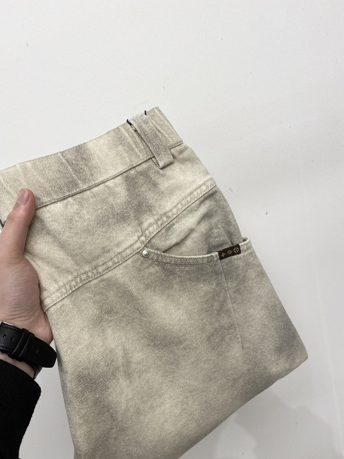 NO:691227,Louis Vuitton, 2025’s most popular casual jeans. High elasticity, slimming, simple and versatile. The workmanship is fine, and the care can be seen in every stitch. It is the favorite of many celebrities and Internet celebrities. It lengthens the body proportions!  Slightly elastic ^_^Comfortable fabric Details body size 29-38,,louis vuitton,jeans,19860909路易威登、2025爆款休闲牛仔裤 高弹显瘦必爆简约百搭爆款,做工精细,每一针都看得到用心,超多明星网红最爱 拉长身材比例哦！微弹 ^_^舒适面料 细节体码数29-38,,louis vuitton,jeans,,Men's clothing