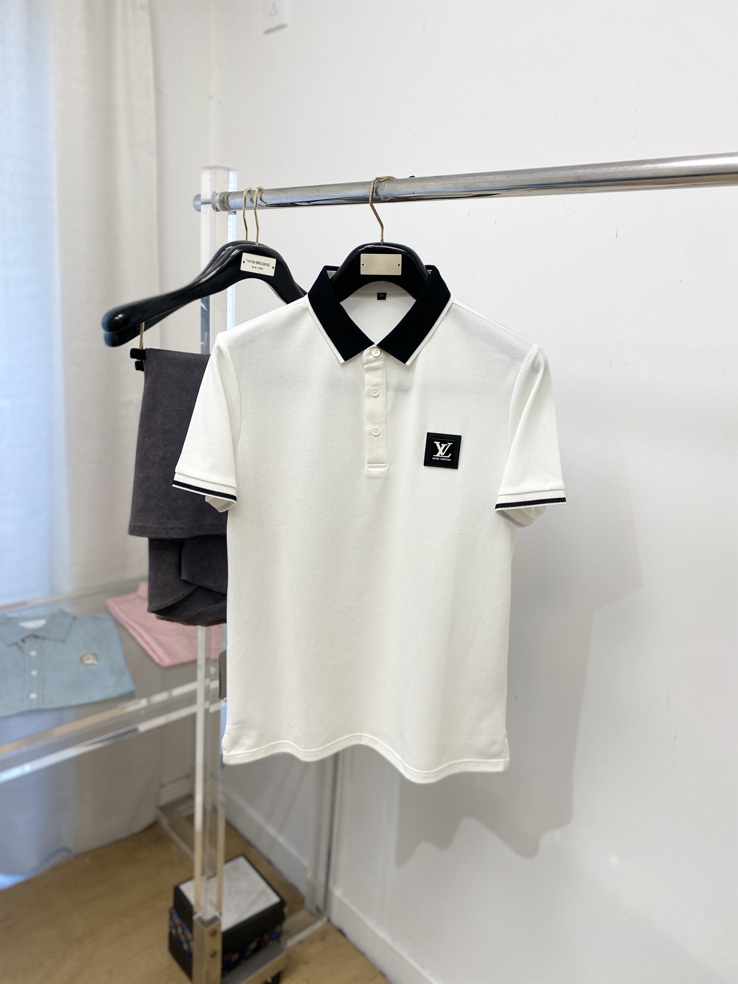 NO:691250,Louis Vuitton, 2025 new short-sleeved T-shirt, handsome and fashionable, simple and versatile. The hardware is decorated with letter logo on the chest. The fabric is cotton. It is not only crisp and maintains the trendy silhouette, but also comfortable to wear. The yarn is more delicate. Size M-3XL, Louis Vuitton, T-shirt, tees, t-shirt,19860909路易威登、2025新品短袖T恤,帅气时尚,简约百搭款.胸前五金装饰字母logo,面料棉 不仅挺括,保持潮流的廓形,又穿着舒适,纱织更细腻,码数M-3XL,,louis vuitton,T-shirt,tees，t-shirt,,Men's clothing